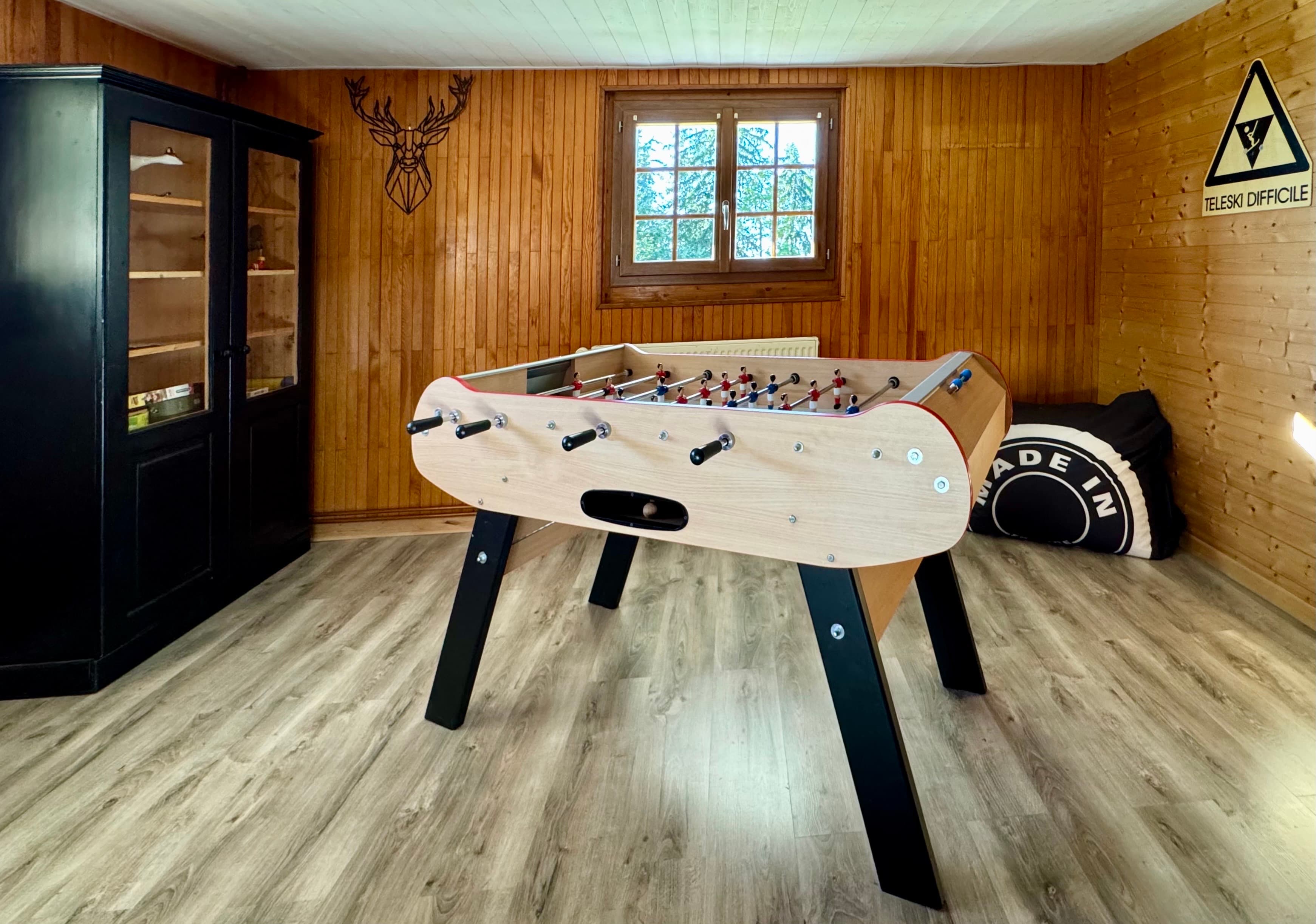Salle de jeux avec Baby-foot