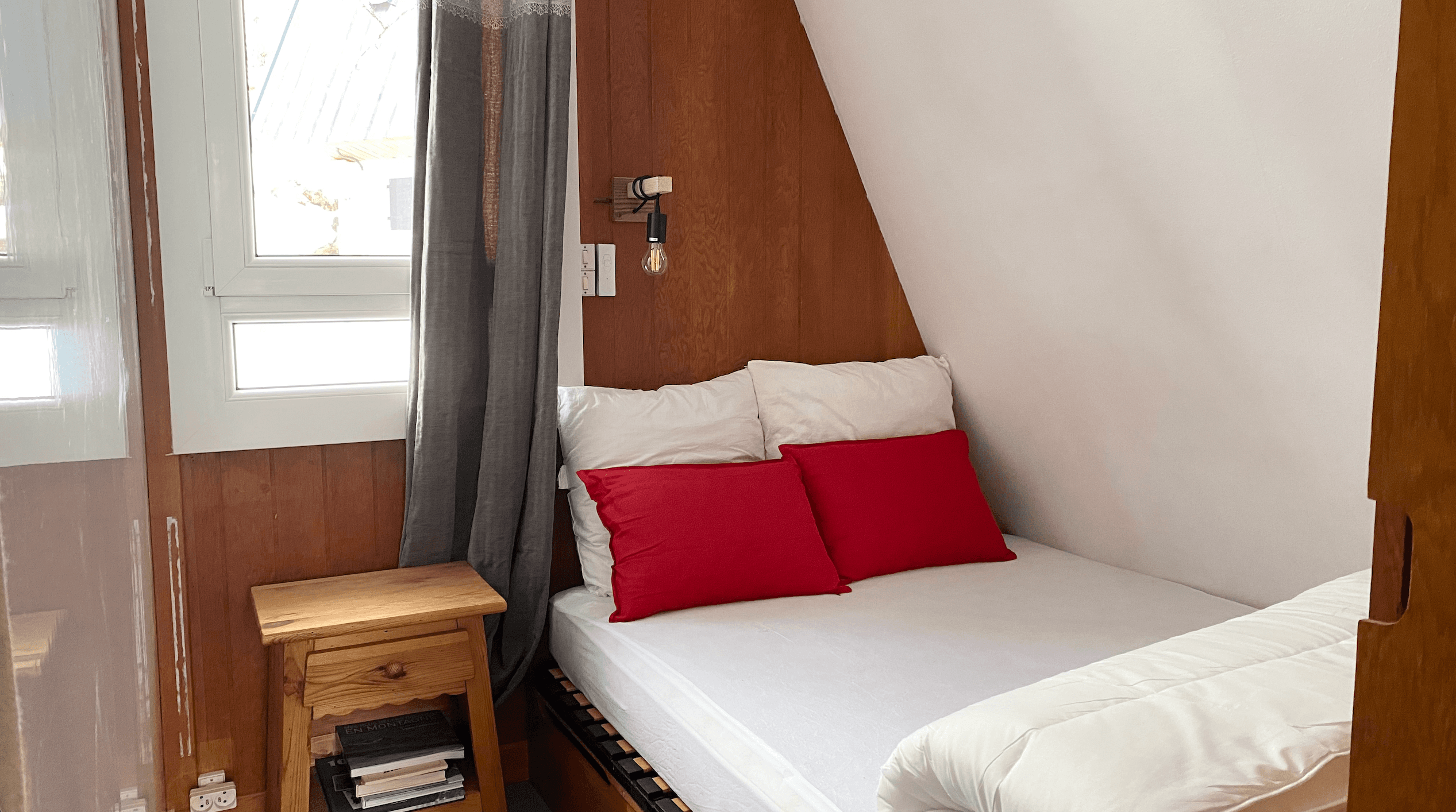 Chambre 2 lit 130cm, séparé par un rideau.