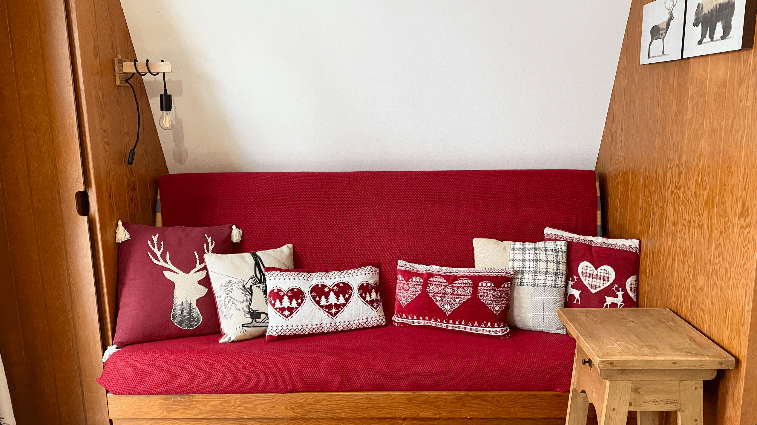 Salon rustique dans ce petit chalet aux Rousses.