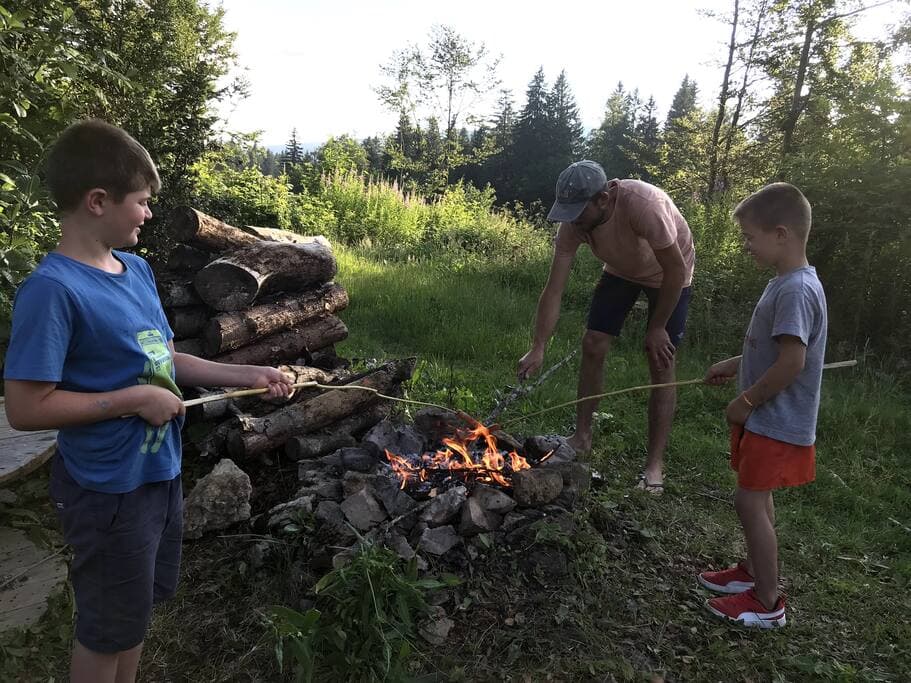 Coin feu de camp pour ce petit chalet au calme.