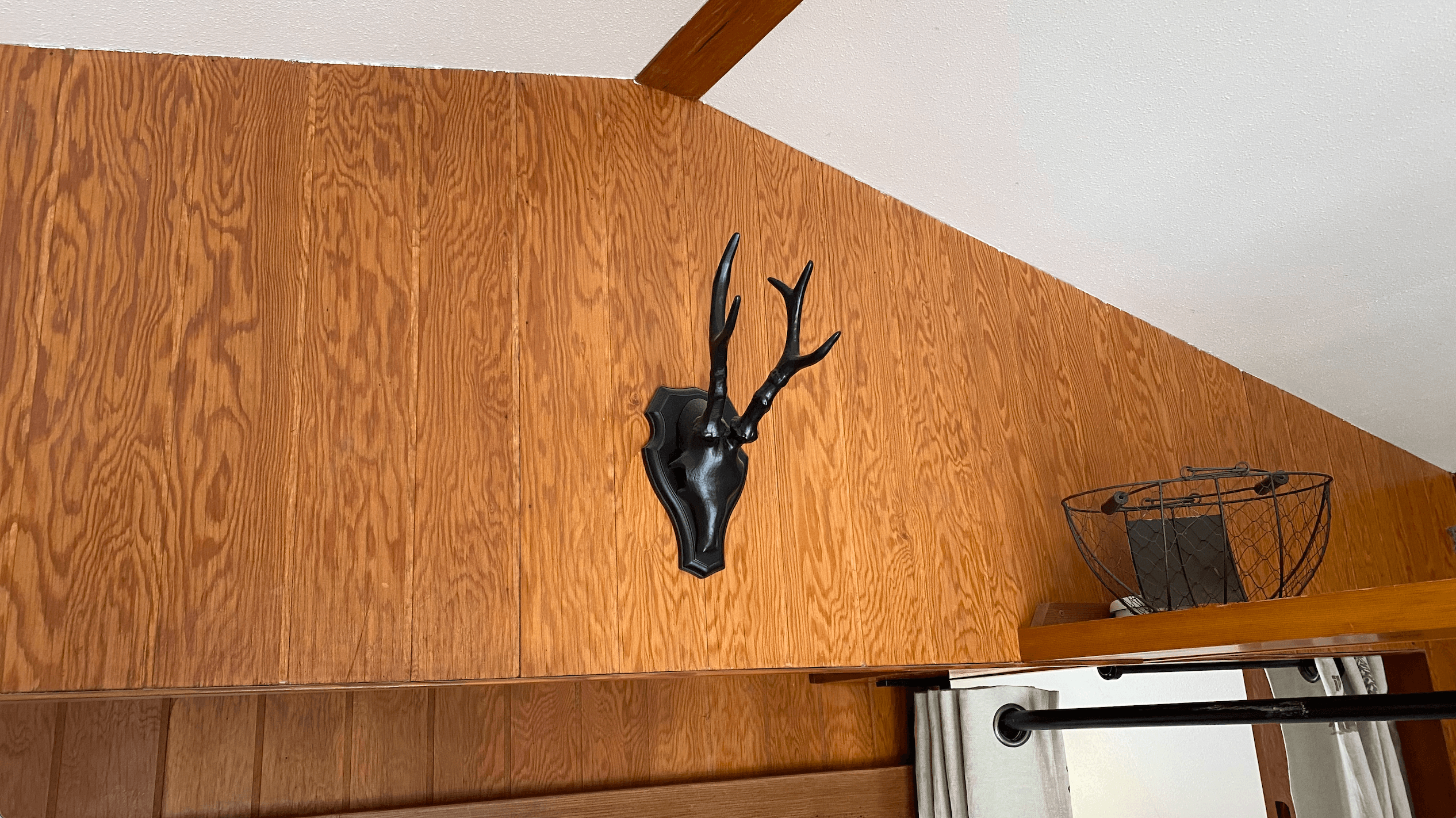 Décoration rustique dans ce petit chalet individuel à louer.