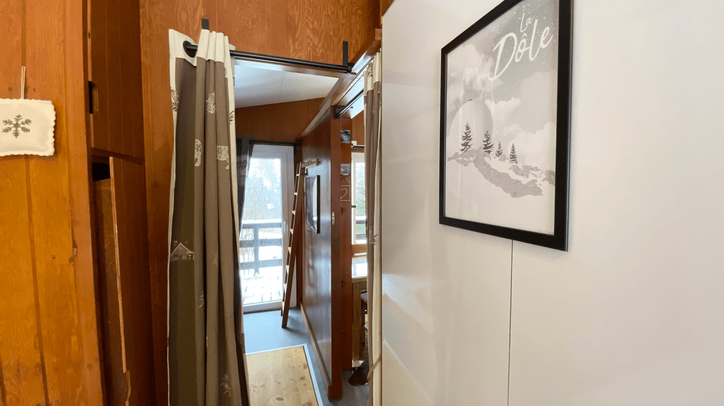 Séparation des chambres de ce logement en location par des rideaux.