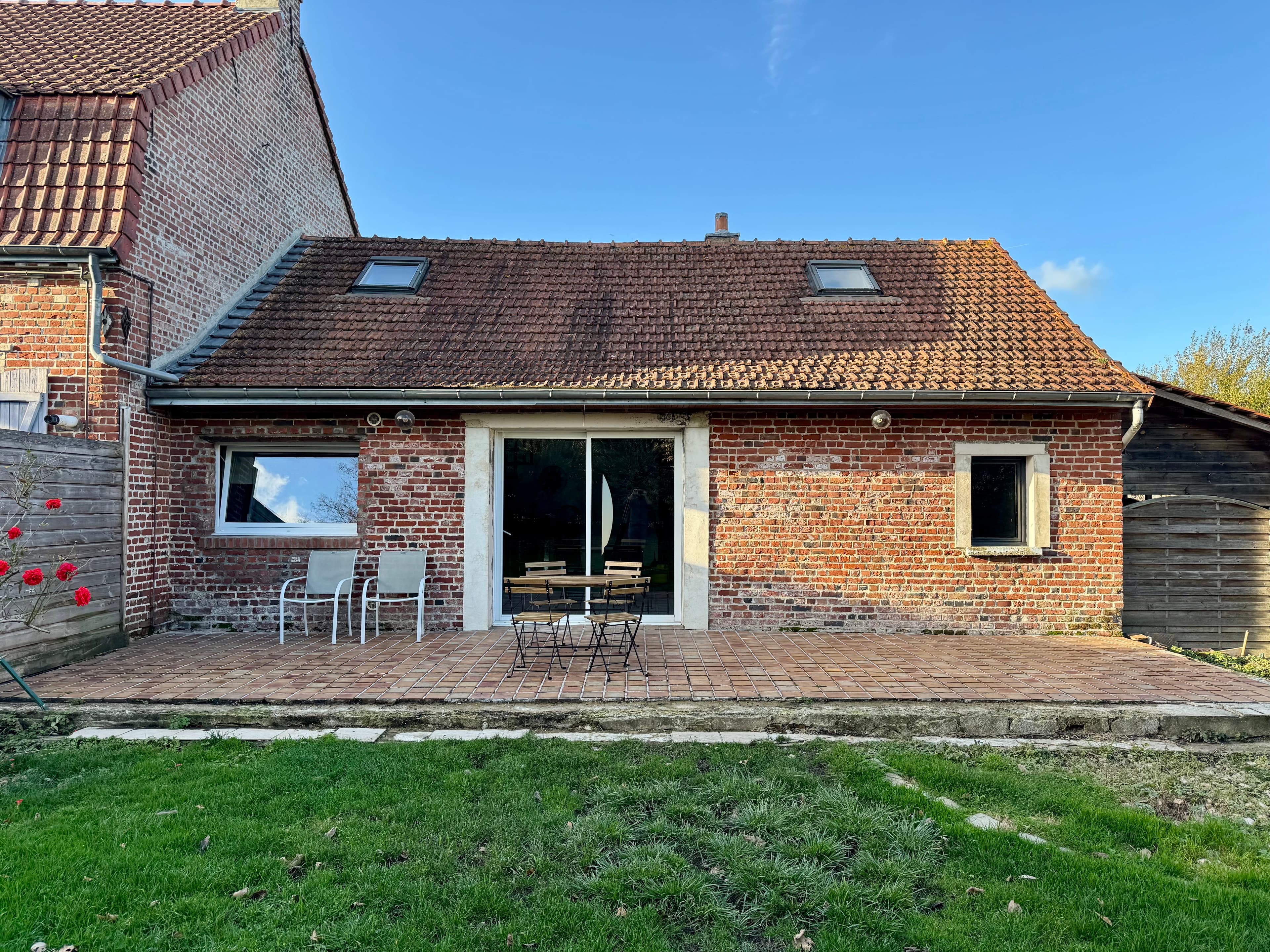 La maison vue du jardin