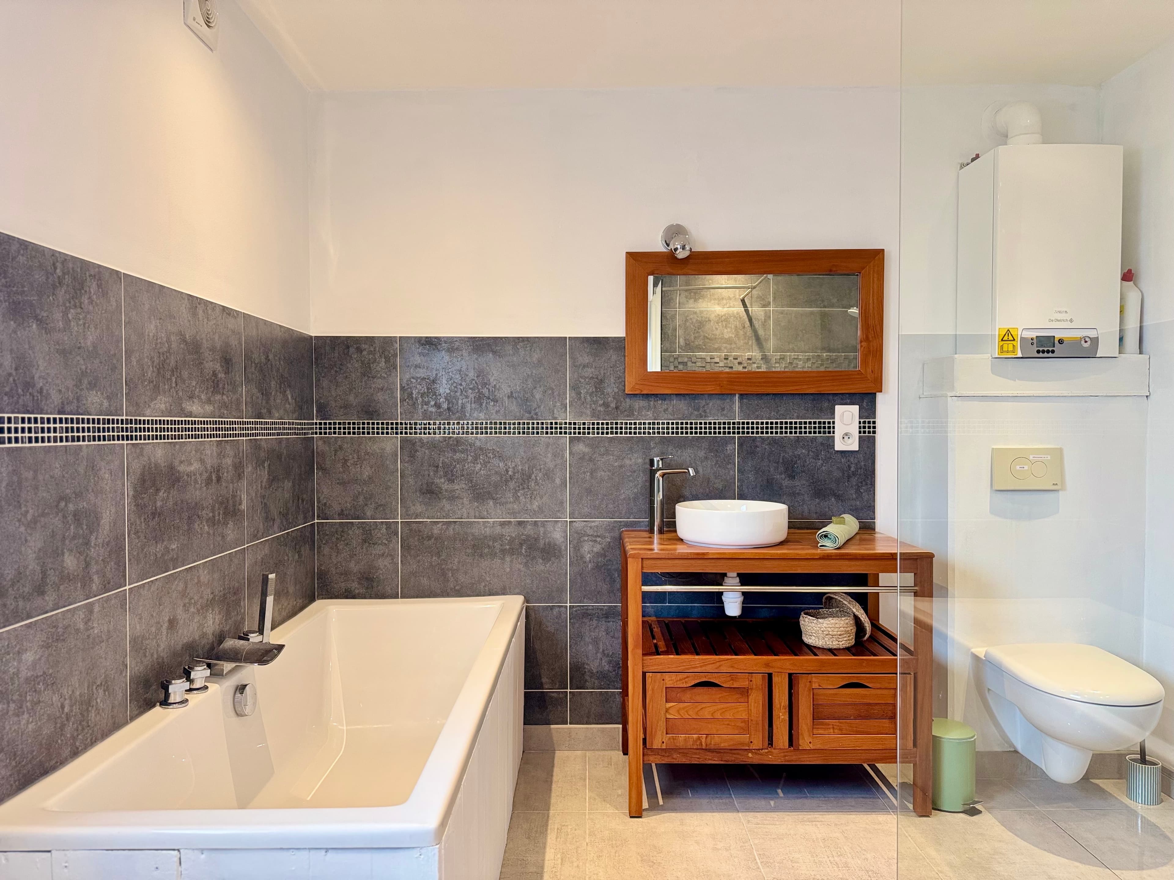 Salle de bain avec douche et baignoire 