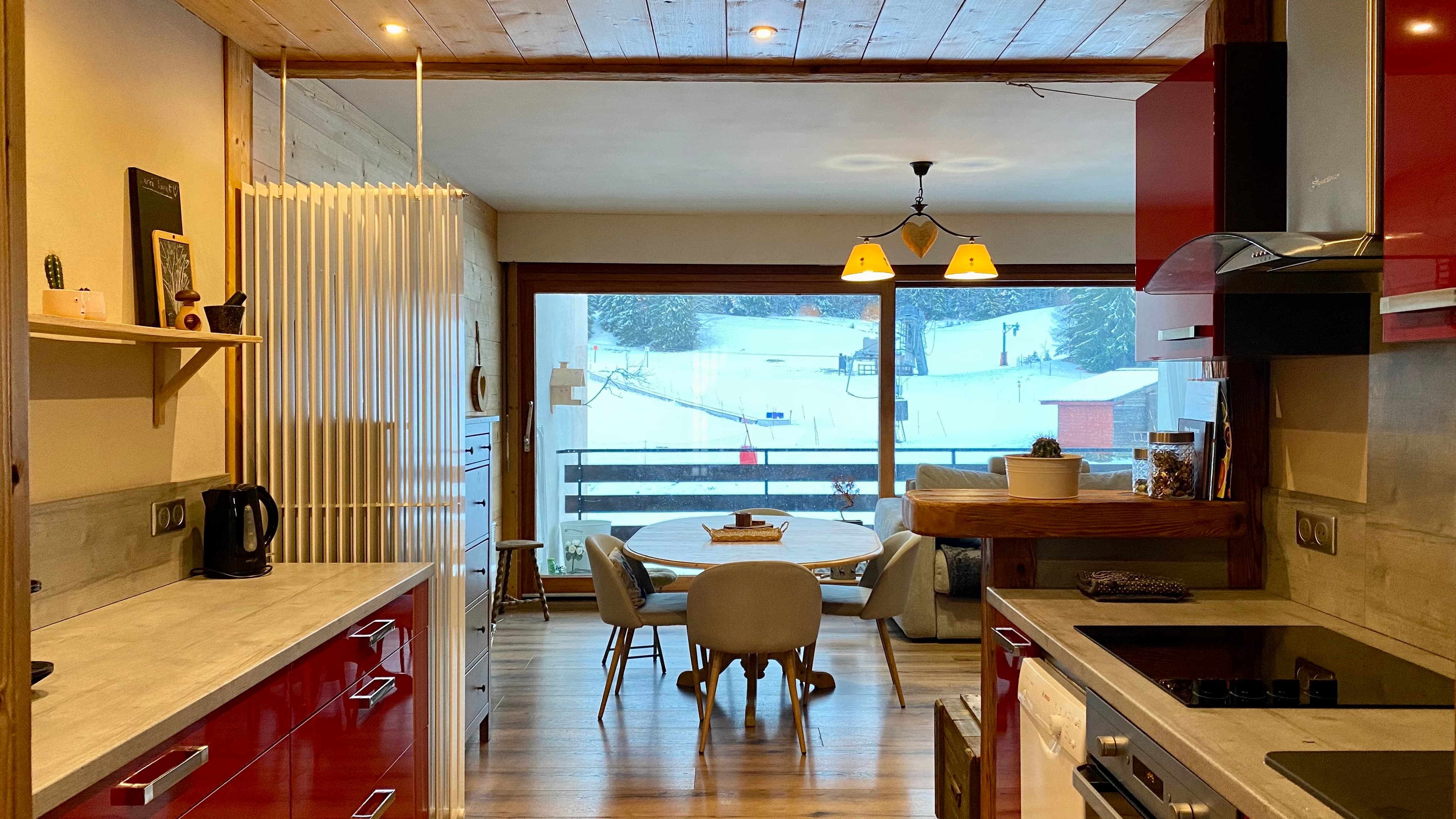 Cette location dispose d'une belle cuisine équipé avec lave-vaisselle.