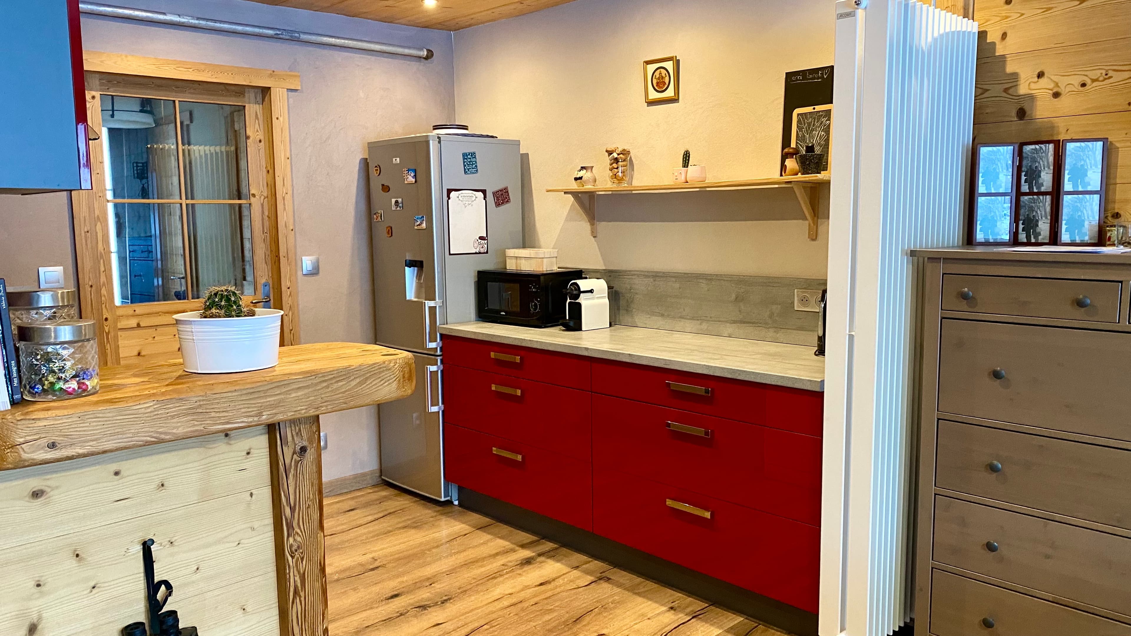 La cuisine dispose d'un grand frigo parfait pour ranger le nécessaire pour une semaine de vacances.