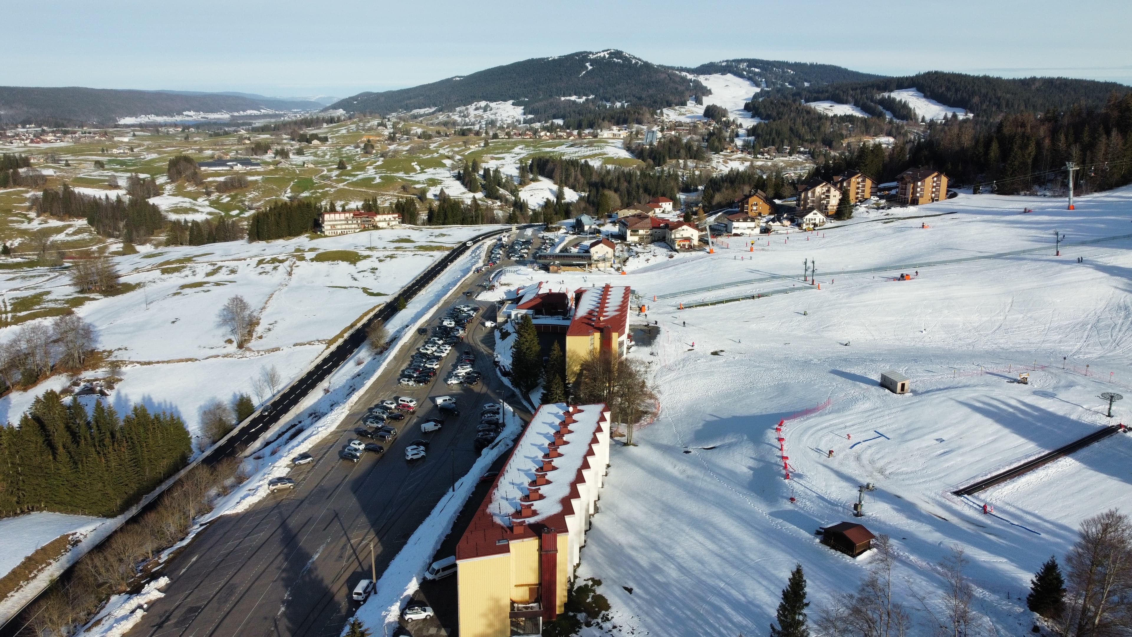 Vue en drone de ce front de neige sur le domaine skiable des Jouvencelles.