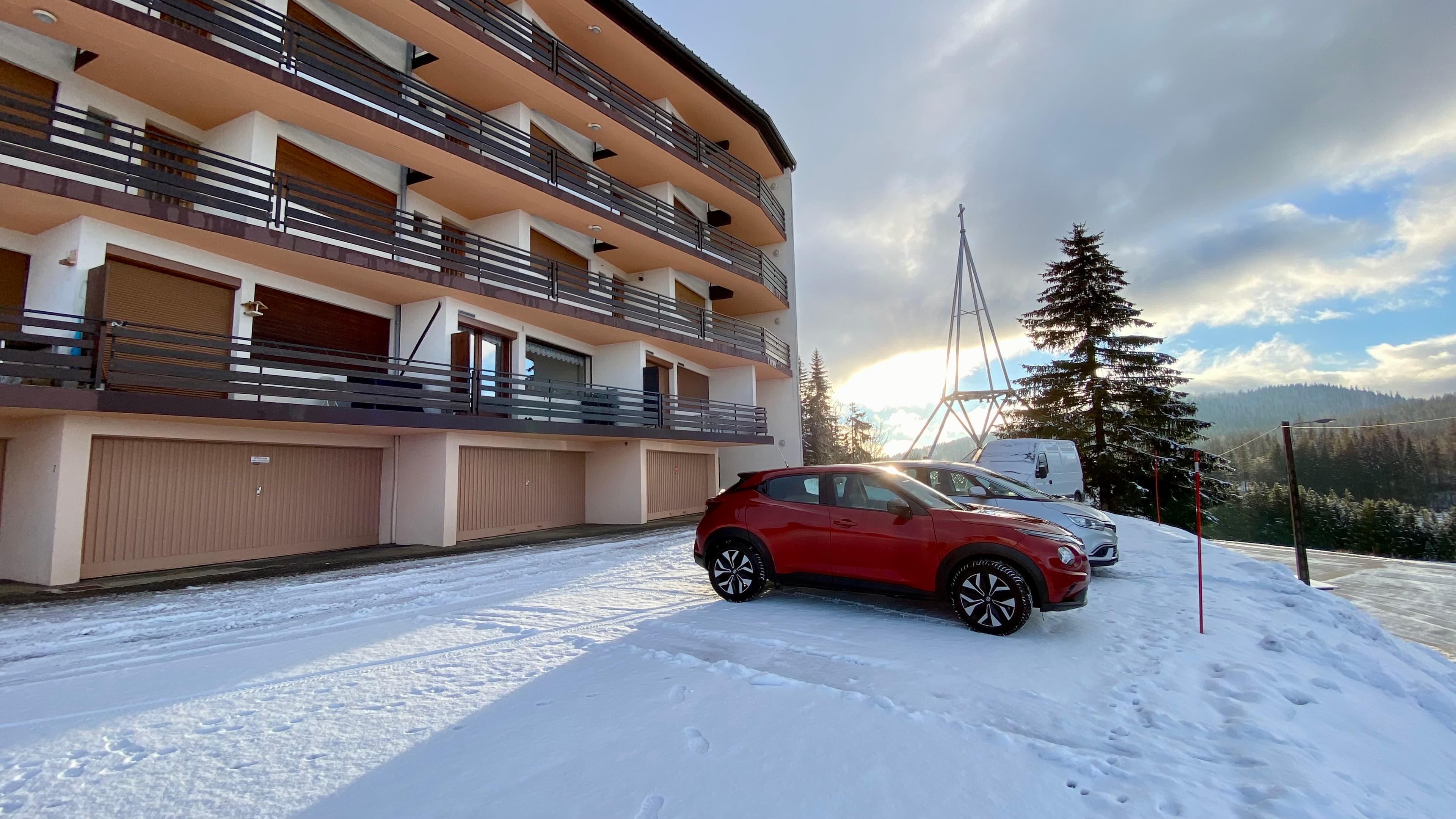Le logement dispose d'un grand parking déneigé tous les matins afin de faciliter votre séjour…