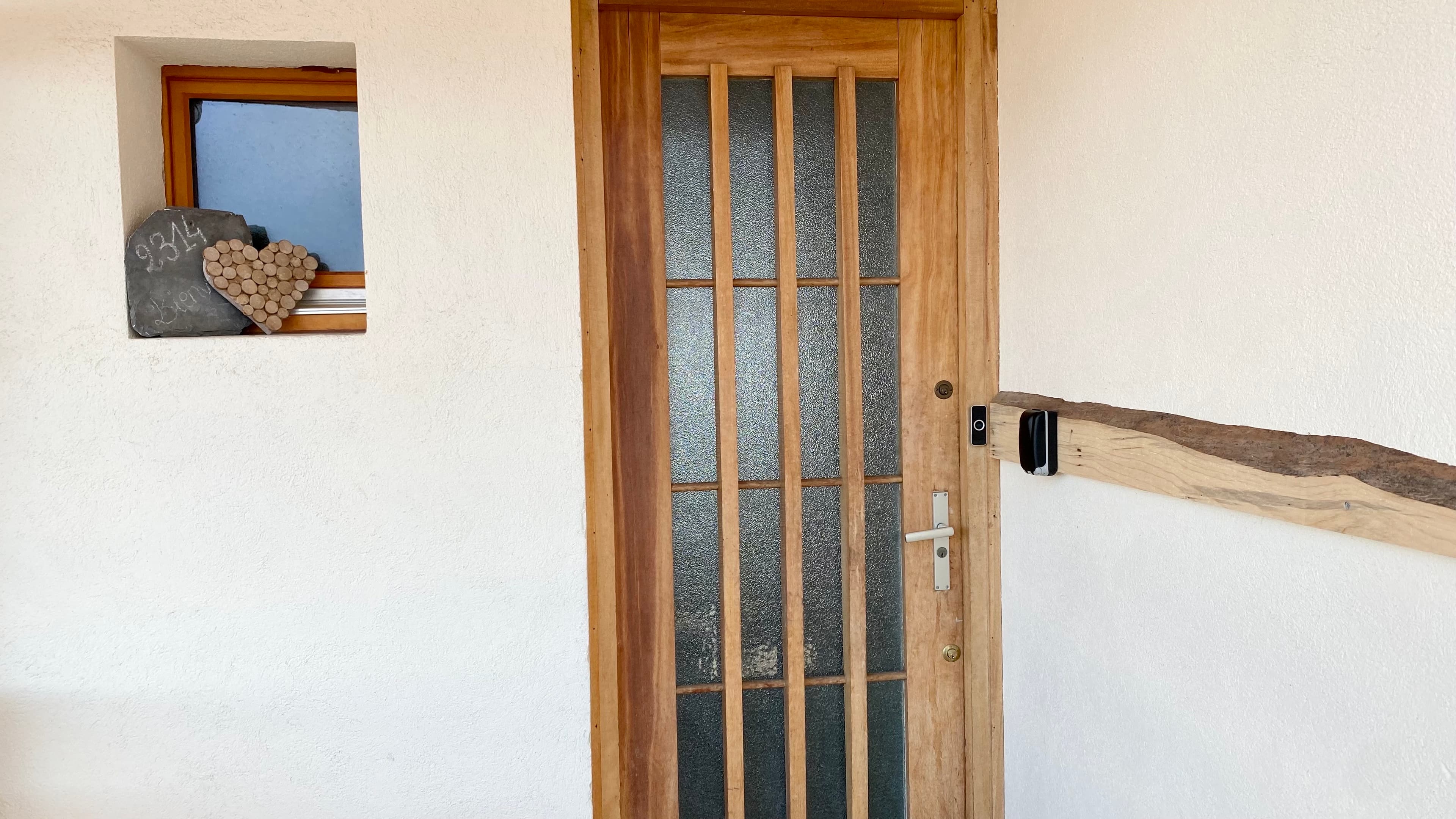 La porte d'entrée à la location se situe au 4ème étage de l'immeuble.
