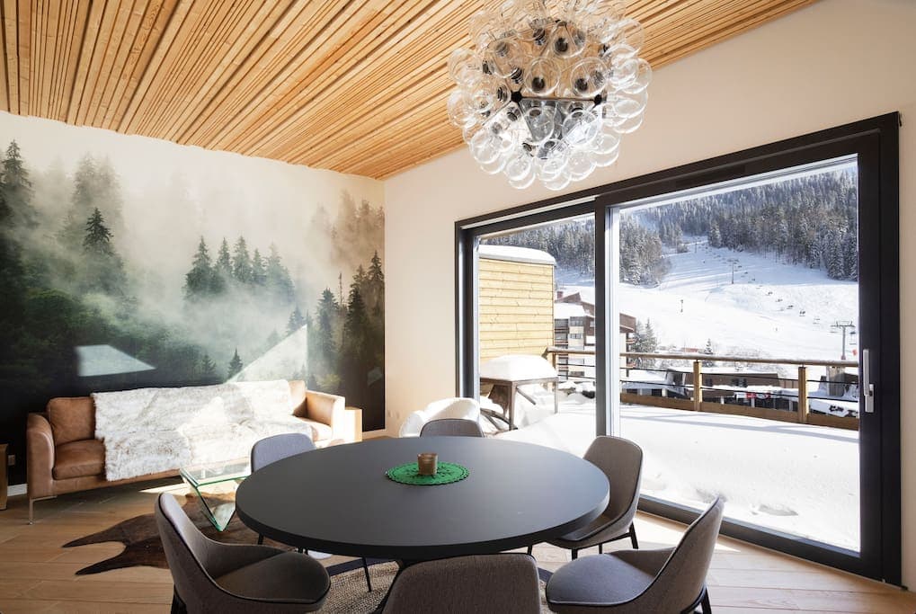 Salle à manger conviviale pour partager des repas après une journée sur les pistes des Rousses.