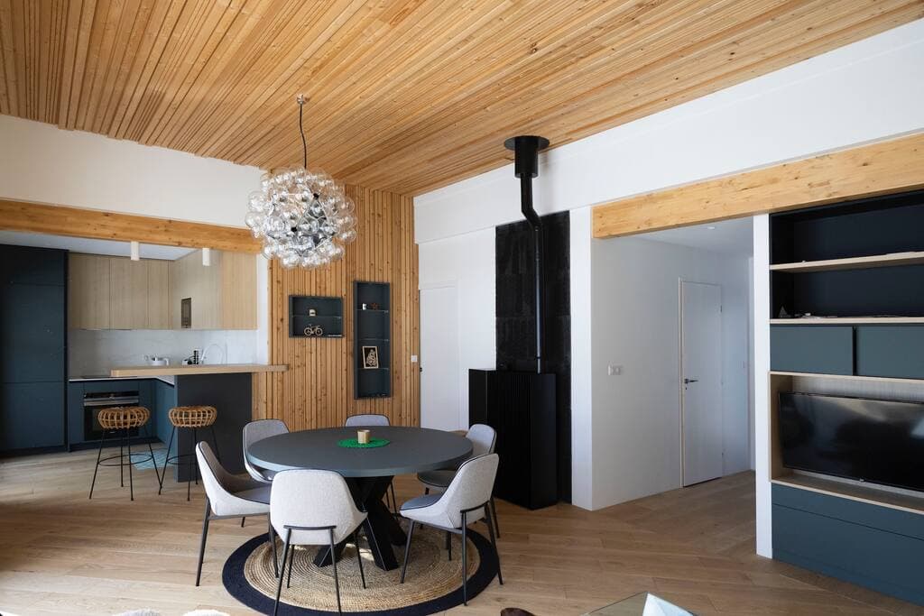 Chalet spacieux avec salon cosy et décoration moderne