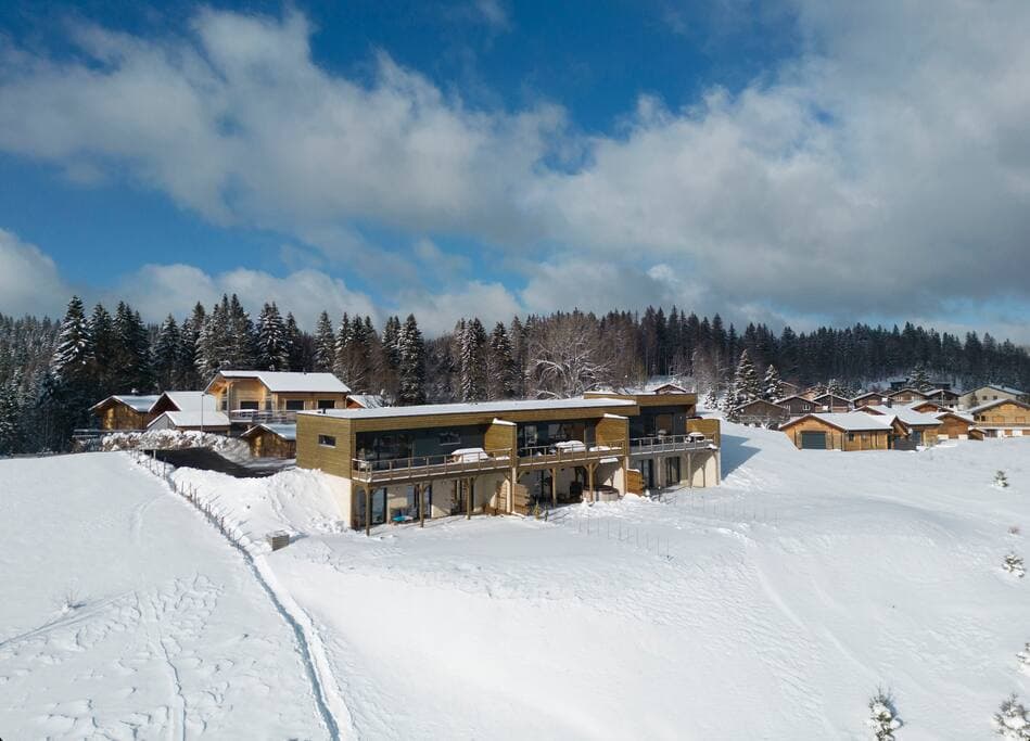Chalet à louer aux Rousses avec vue panoramique, idéal pour des vacances en famille ou entre amis.