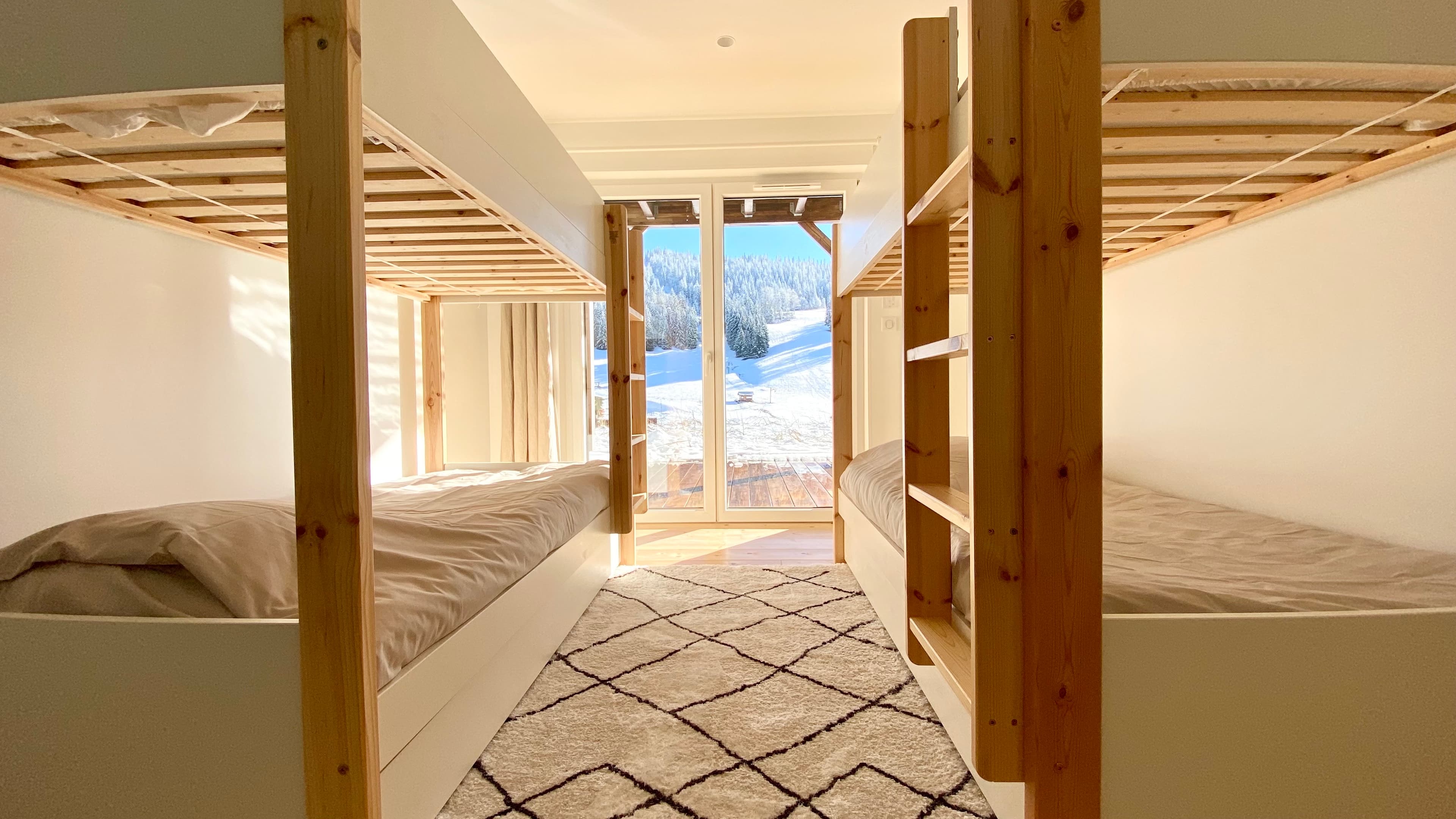 Chambre 4, 4 lits simples avec vue imprenable sur les pistes de ski des Rousses.