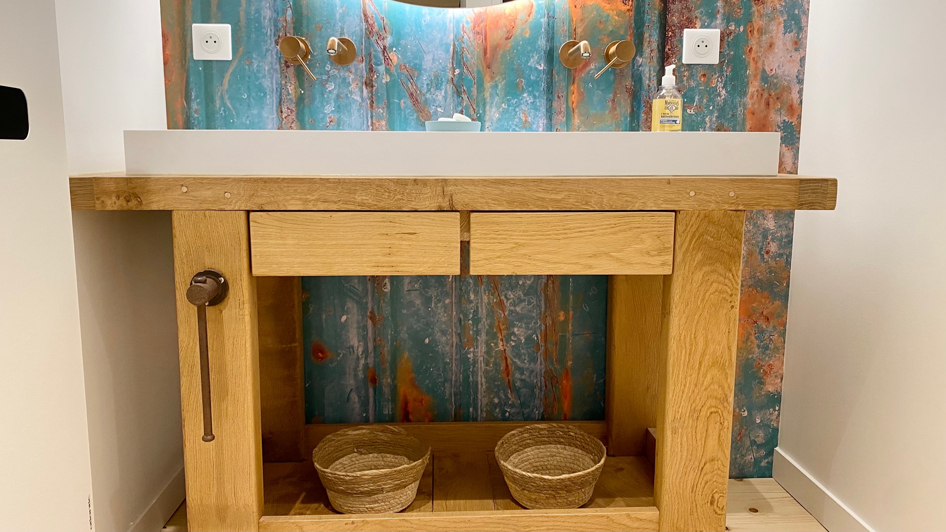 Salle de bain lumineuse avec grande vasque pour un séjour confortable.