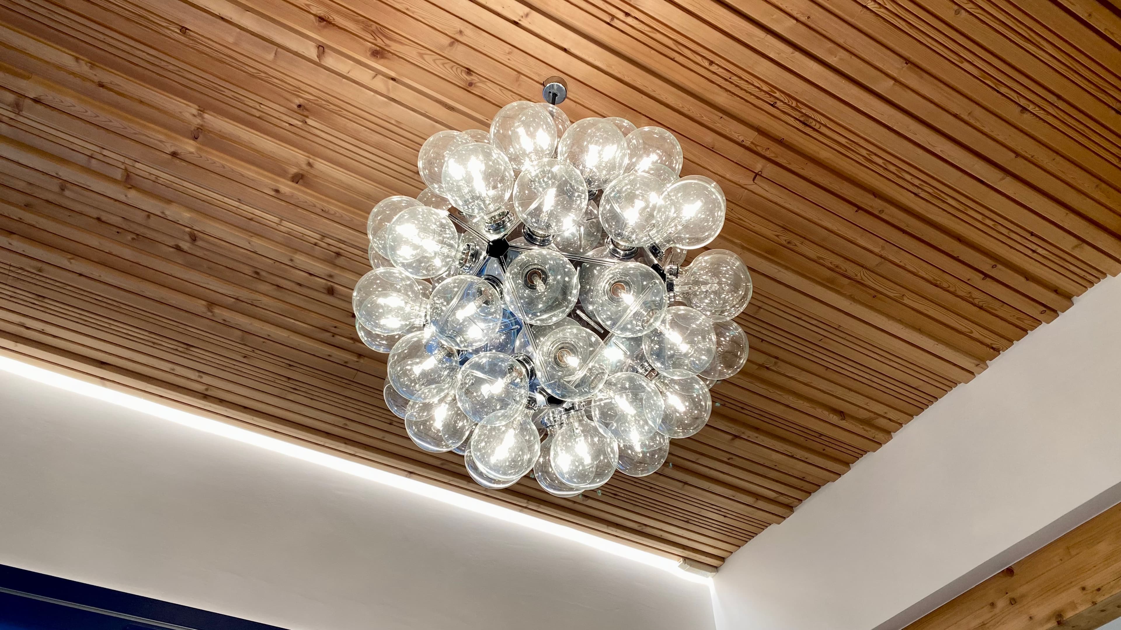 Lustre imposant, pièce maîtresse de ce logement de vacances.