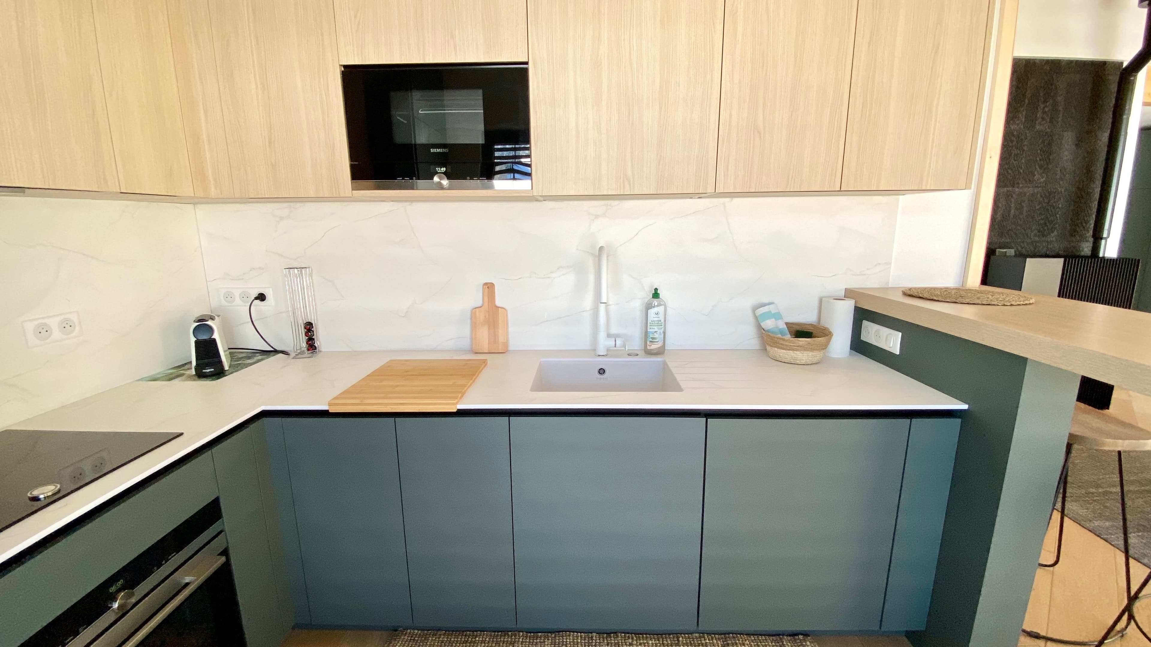 Cuisine moderne avec appareils de qualité, idéale pour cuisiner vos spécialités locales.