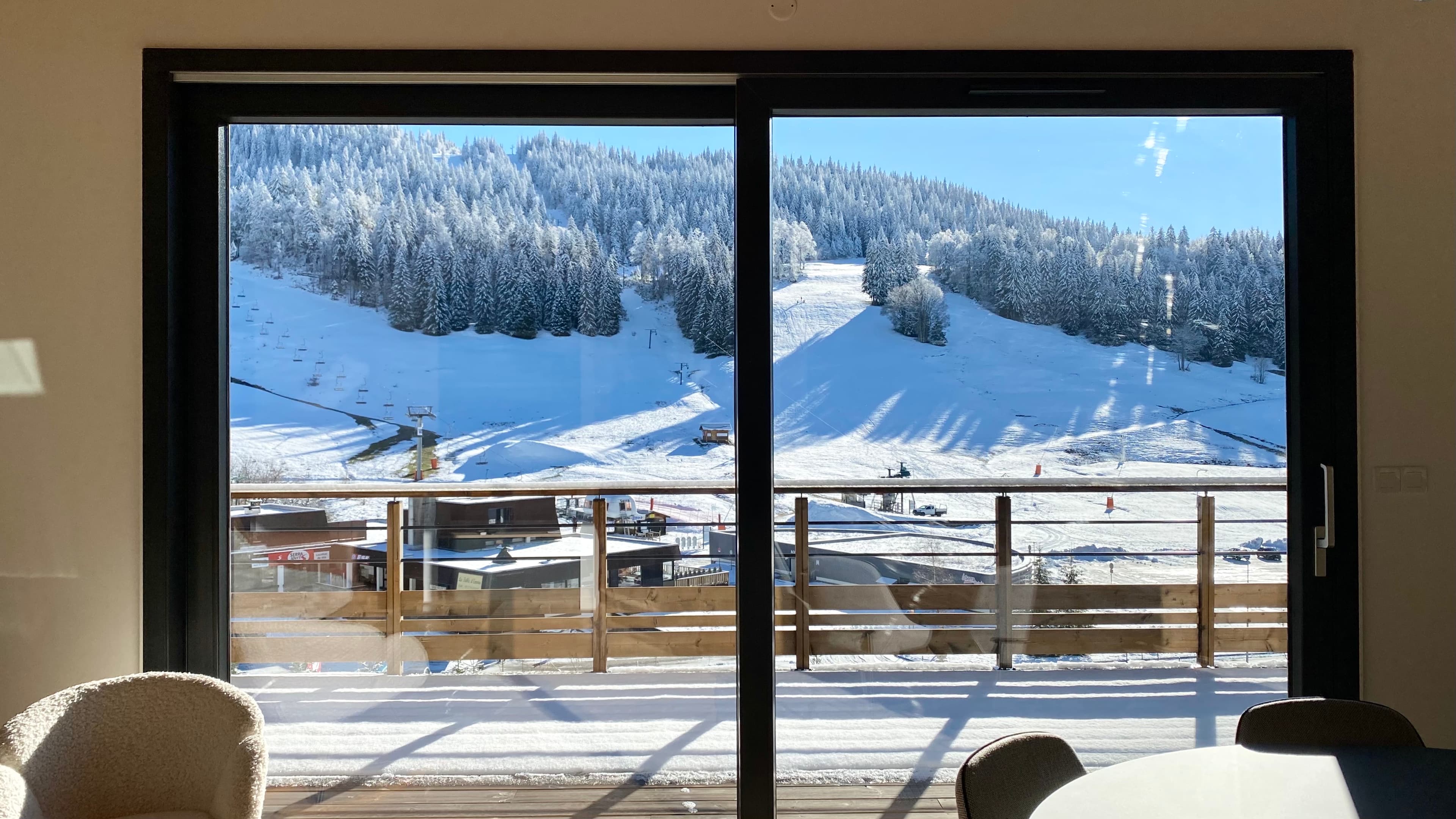 Location aux Rousses avec baie vitrée panoramique, pour profiter d'une vue dégagée sur les pistes.