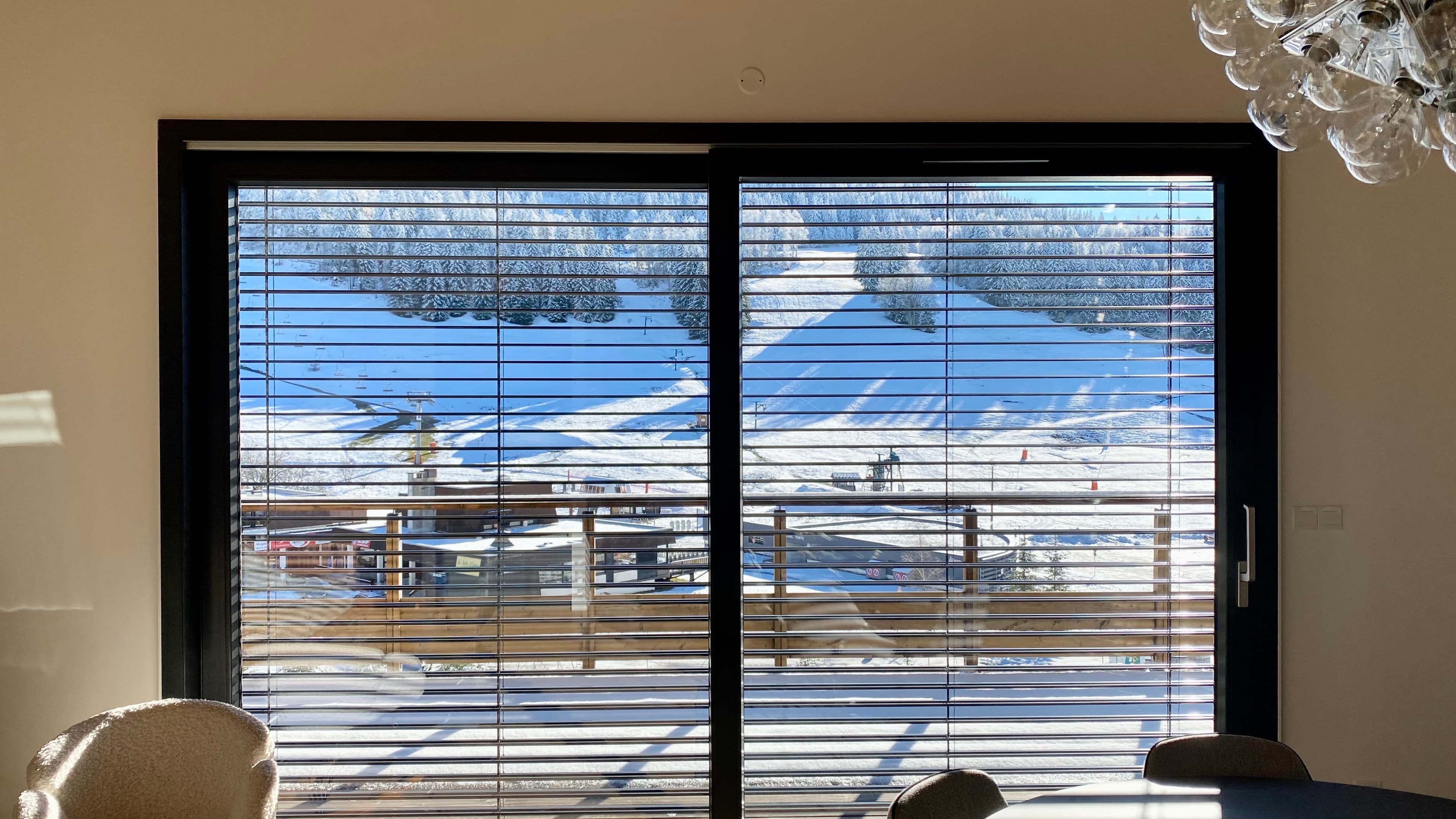 Location aux Rousses avec baie vitrée panoramique, pour profiter d'une vue dégagée sur les pistes.