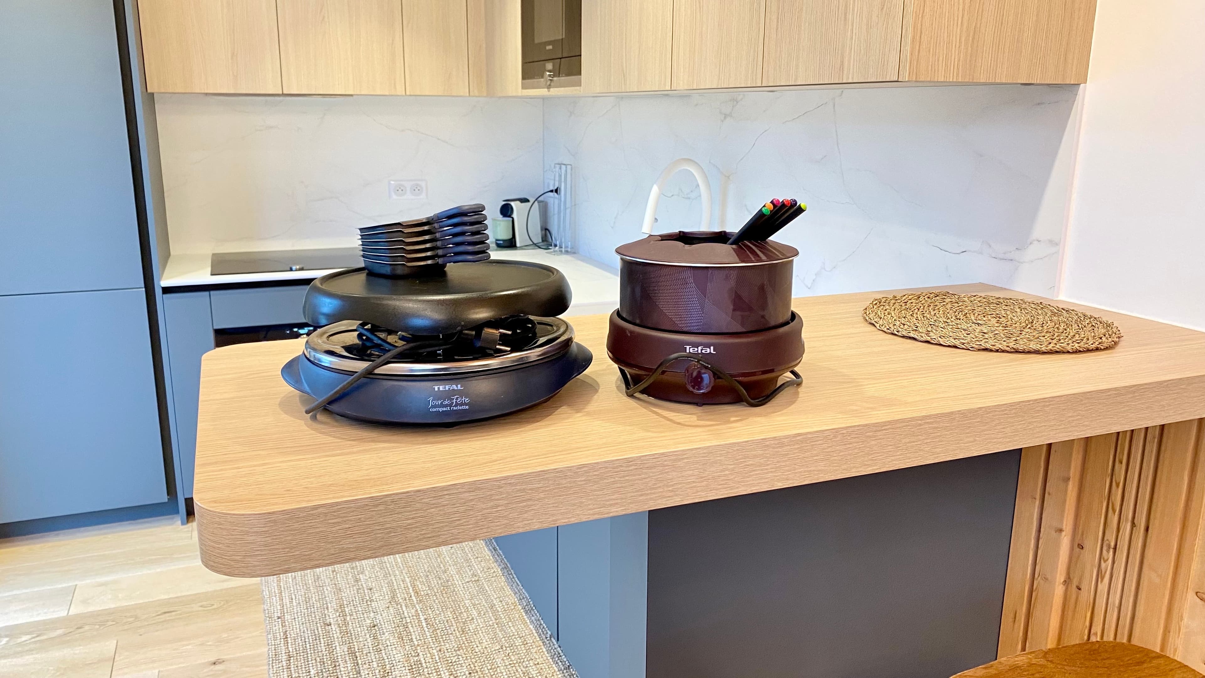 Appartement équipé d'un appareil à raclette et à fondue, pour des repas chaleureux en famille.