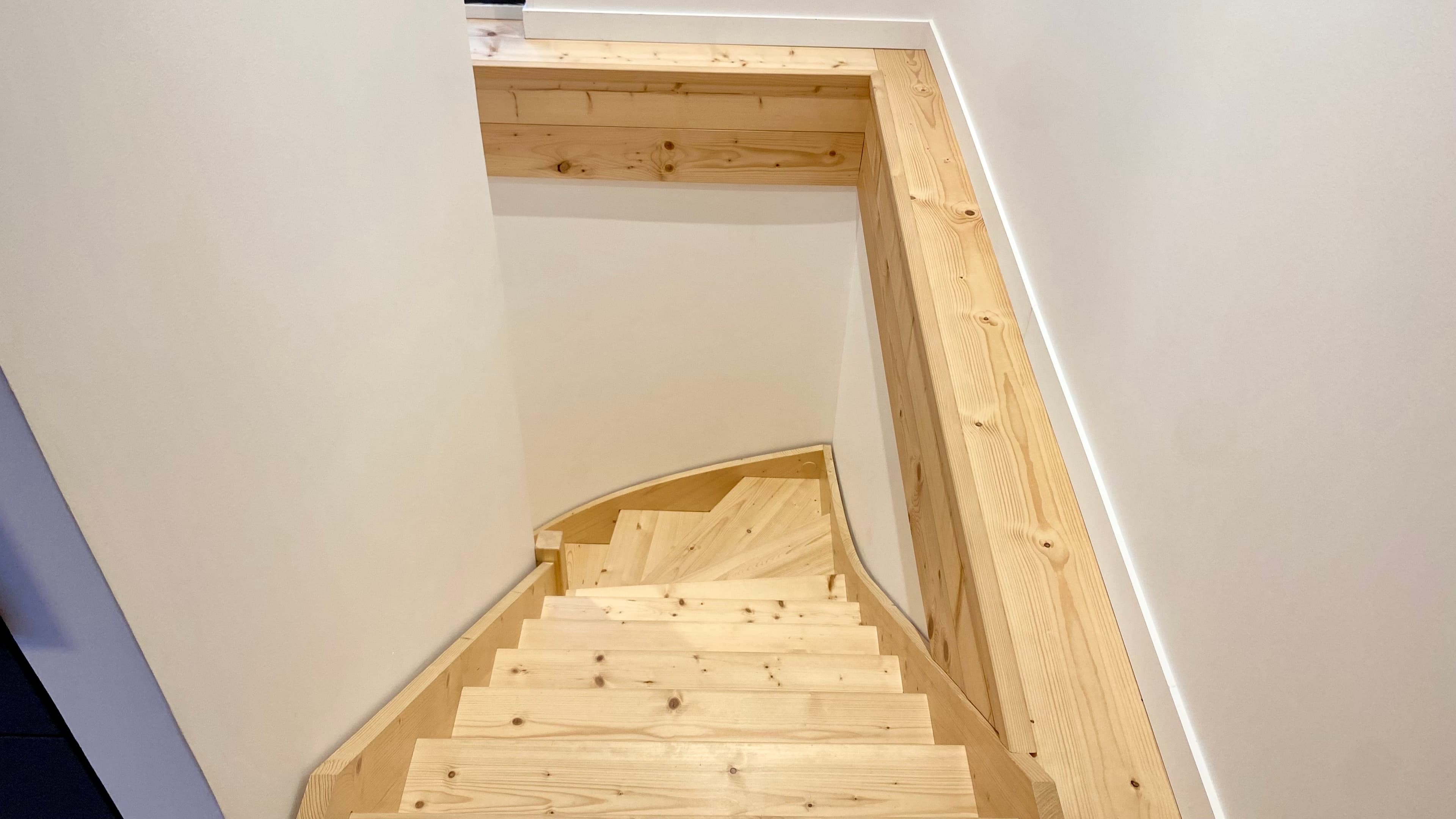Logement avec escalier non fermé, à utiliser avec précaution pour les jeunes enfants.