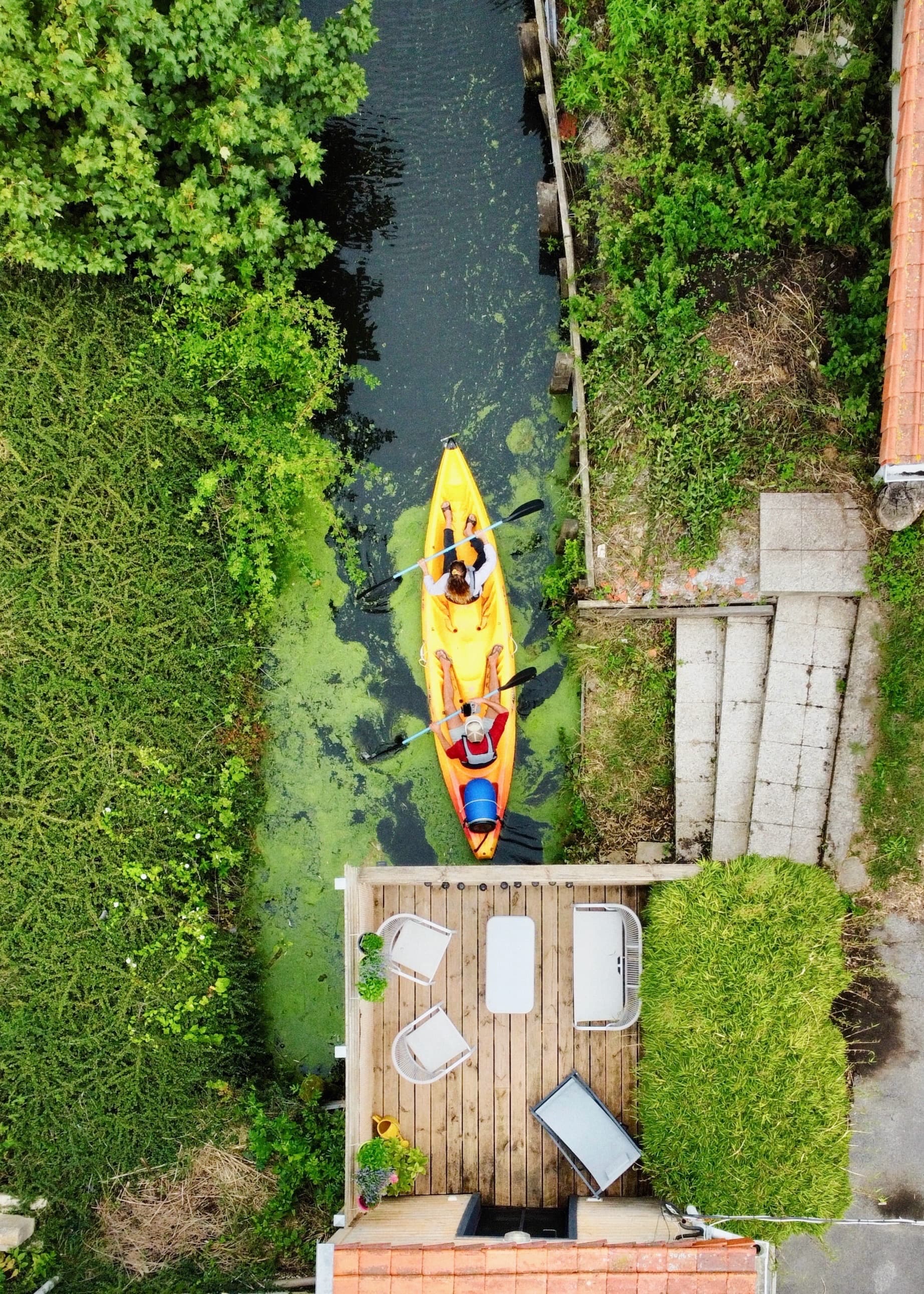 Maisonnette au bord de l'eau avec canoë-kayak