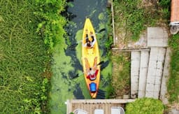 Maisonnette au bord de l'eau avec canoë-kayak