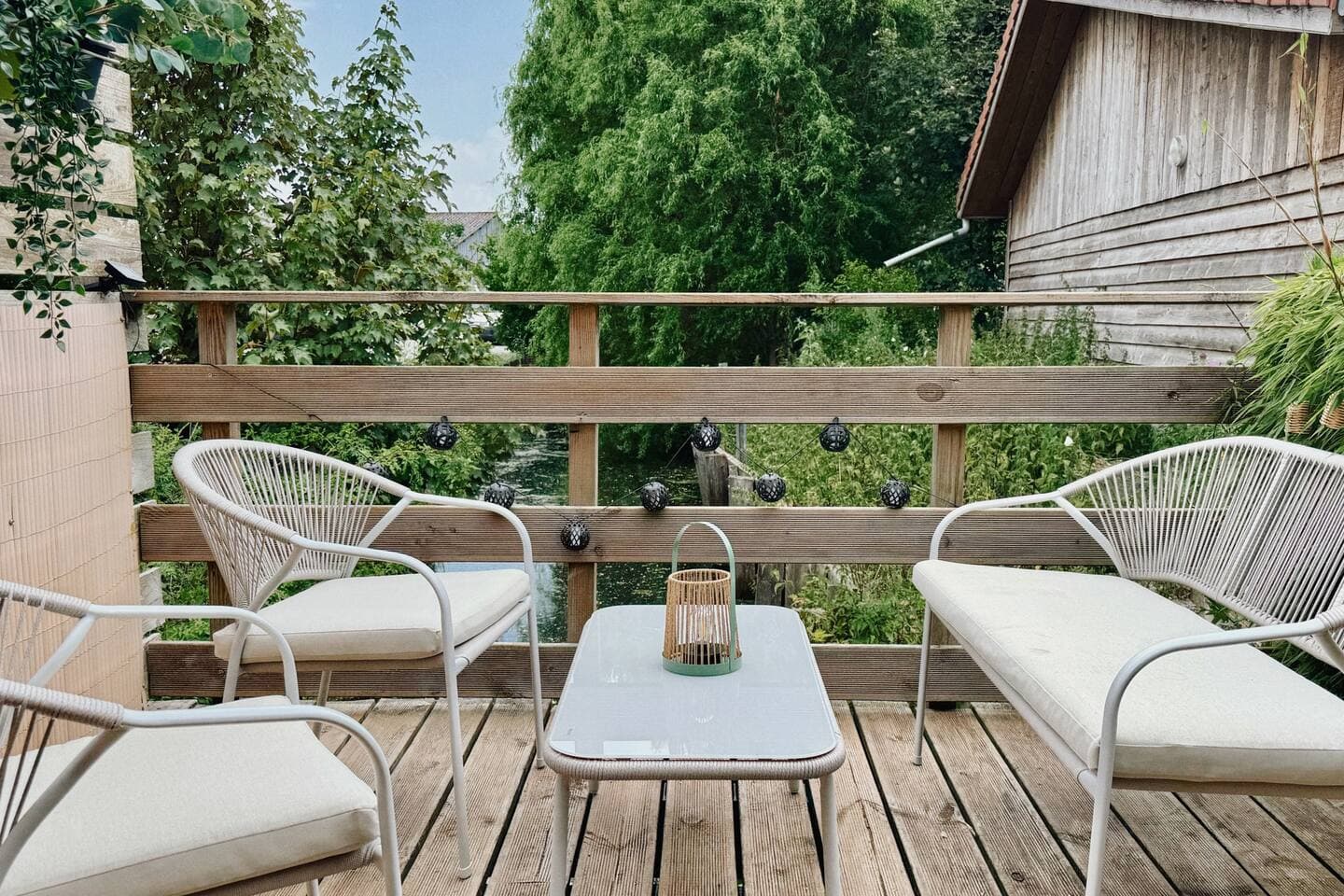 Terrasse suspendue au dessus des canaux