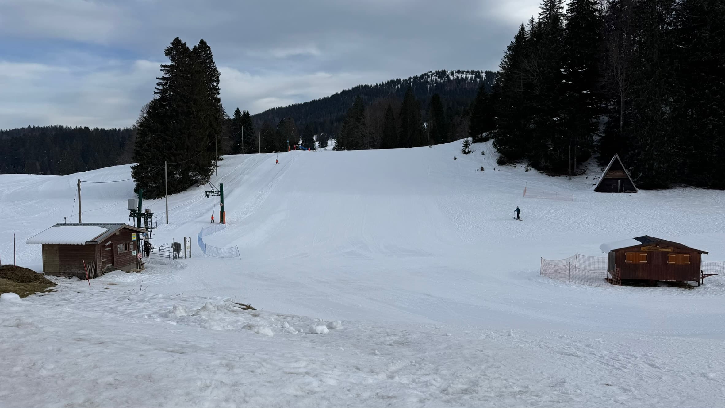 Piste baby avec école de ski Suisse juste à coté