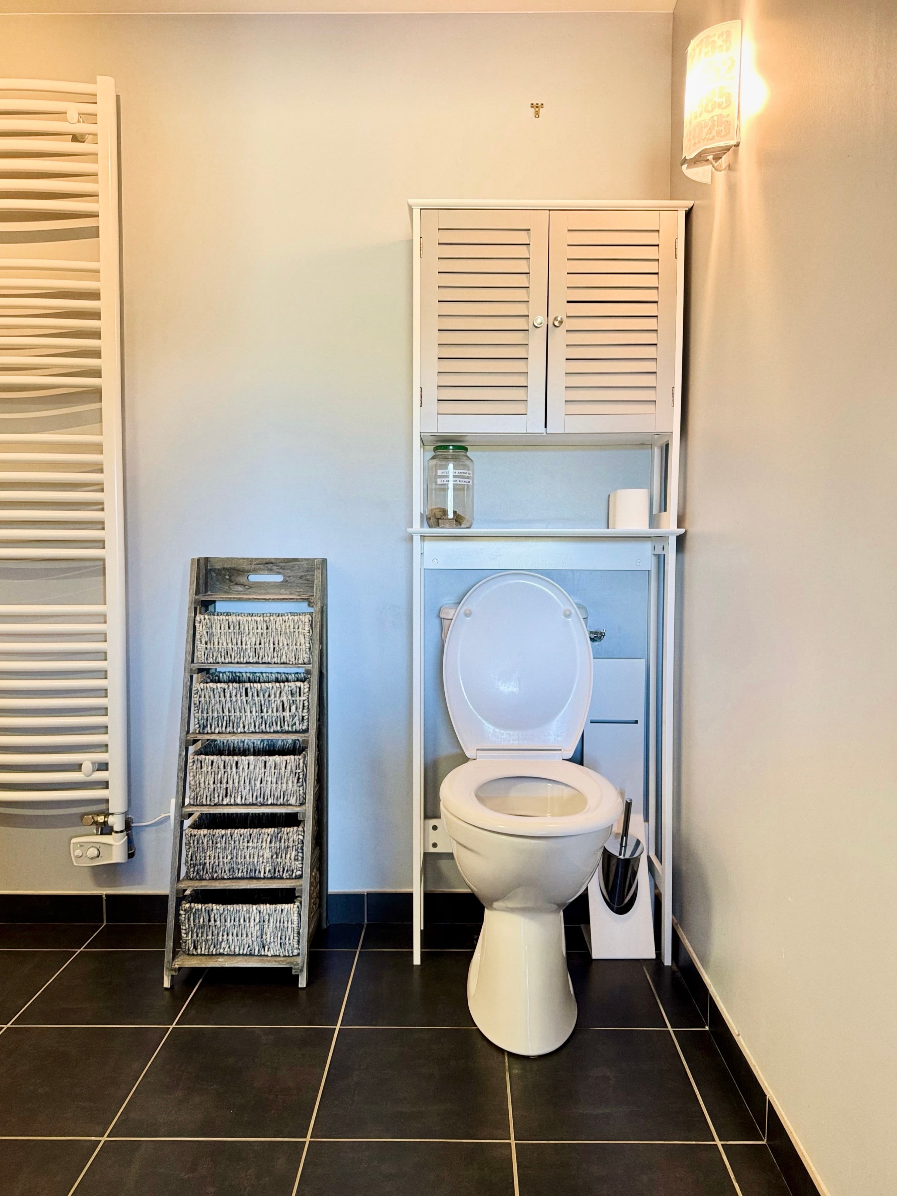 Toilette dans la salle de bain
