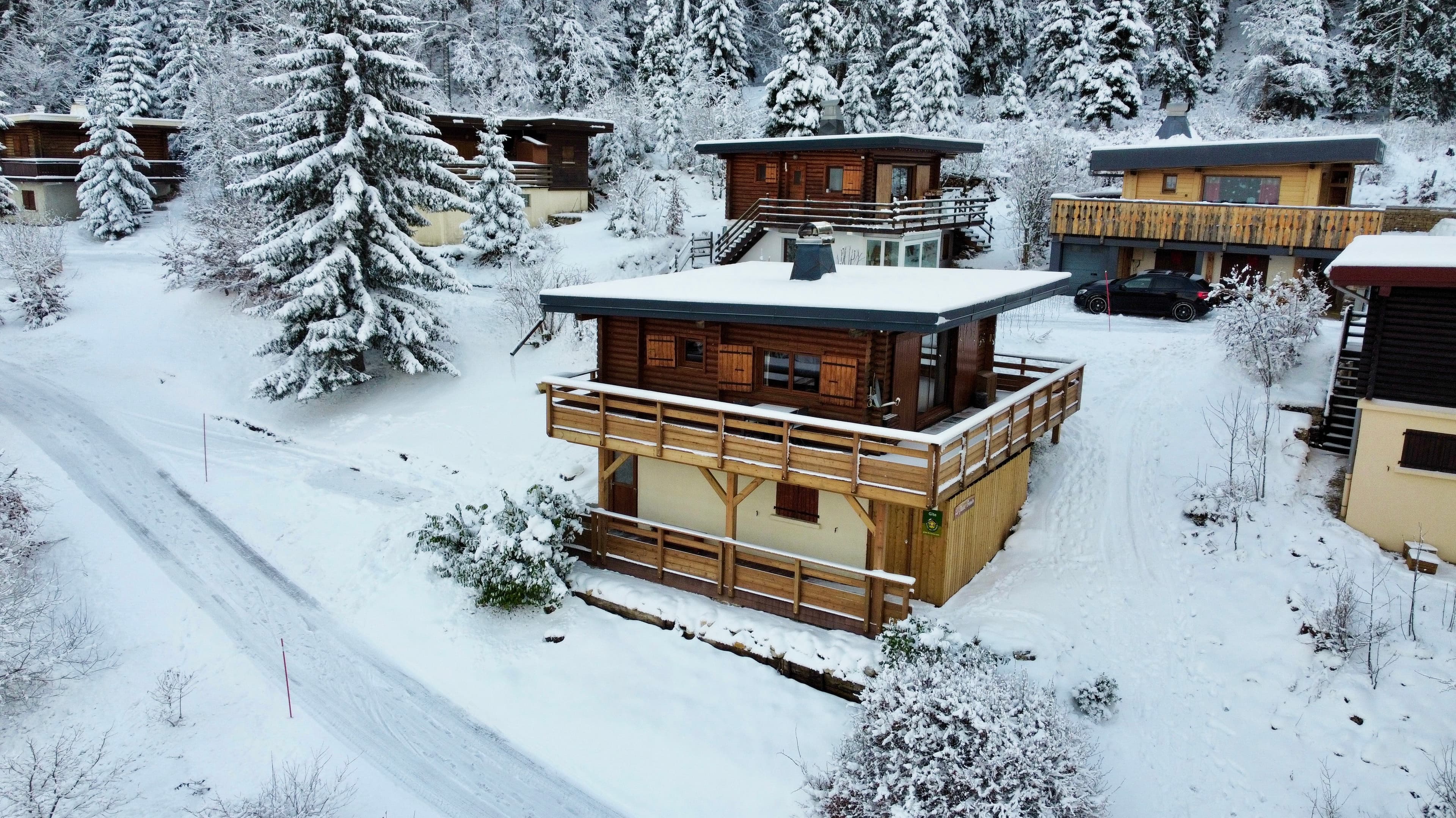 Le chalet sous la neige, idéal pour des vacances en famille.