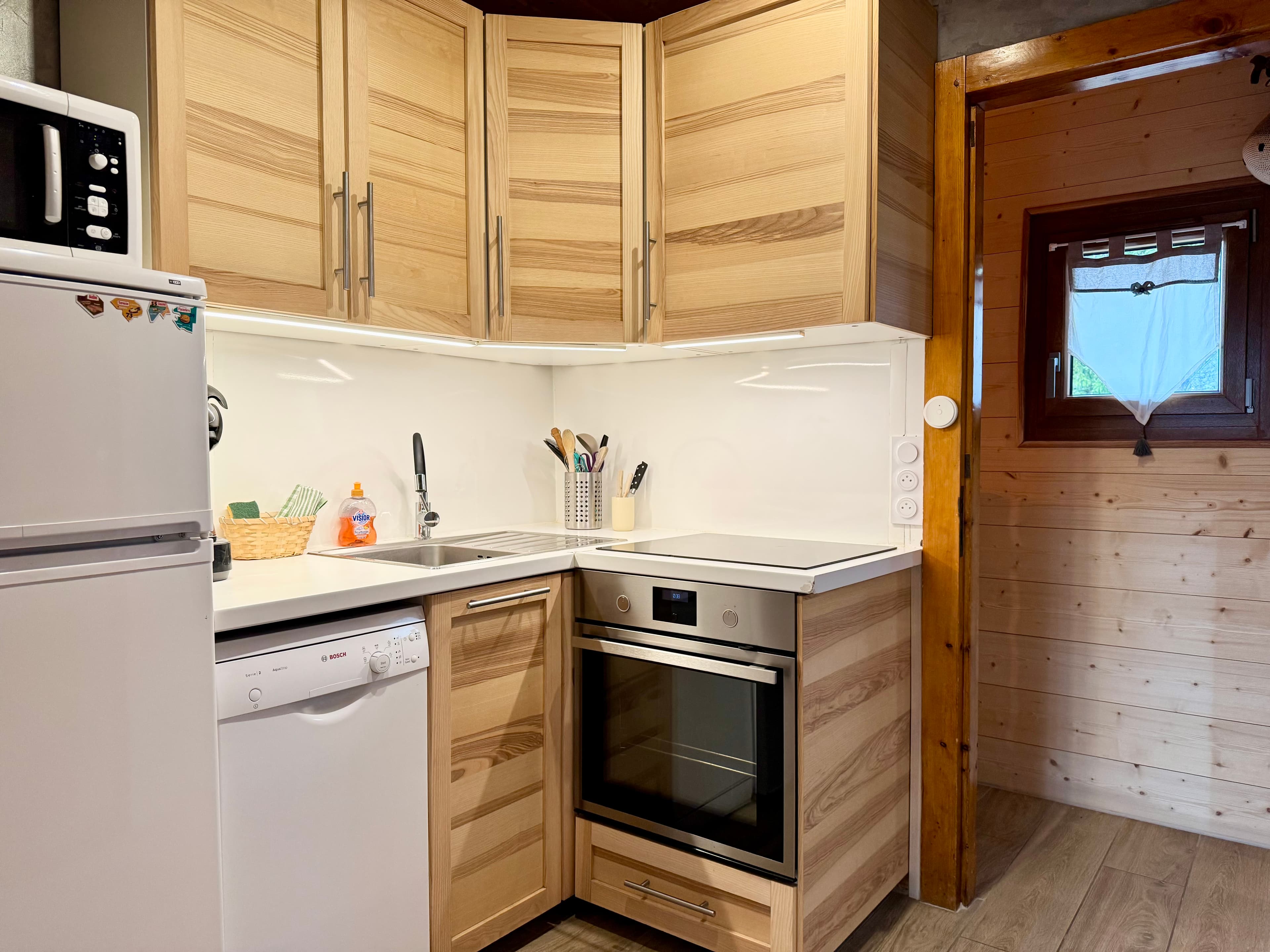 Petite cuisine bien équipée avec lave-vaisselle dans cette location de vacances.