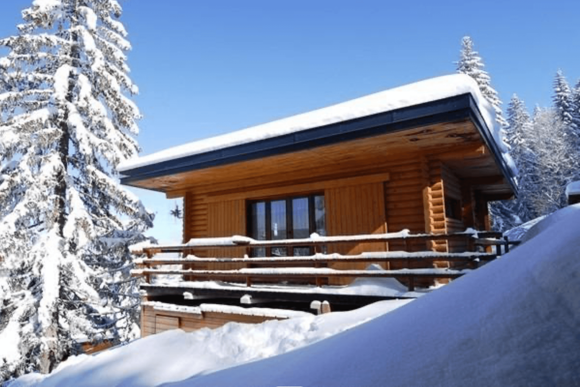 Chalet aux Rousses sous un manteau de neige, offrant une ambiance chaleureuse et authentique pour vo