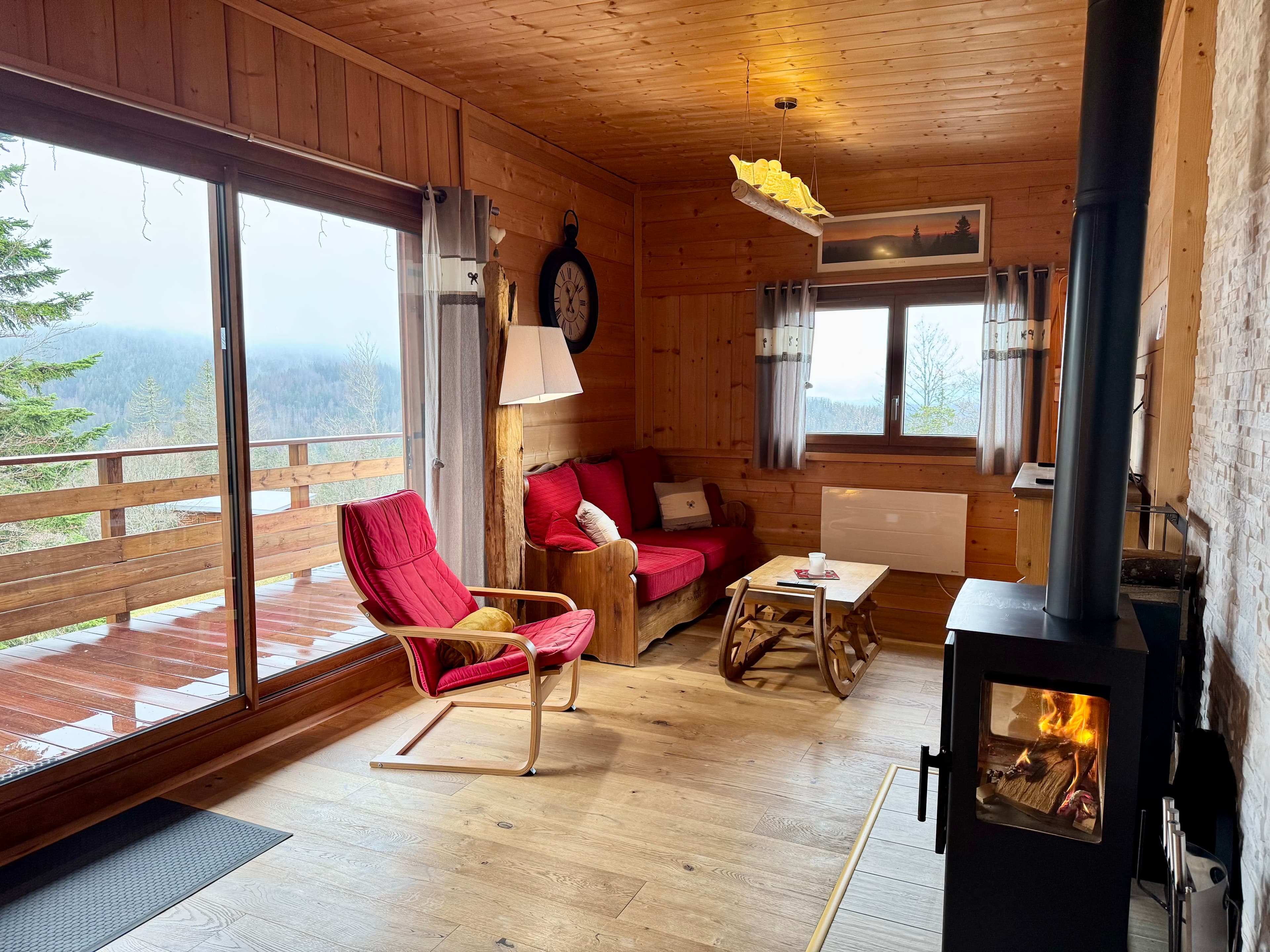 Salon chaleureux et lumineux, idéal pour se détendre après une journée sur les pistes des Rousses.