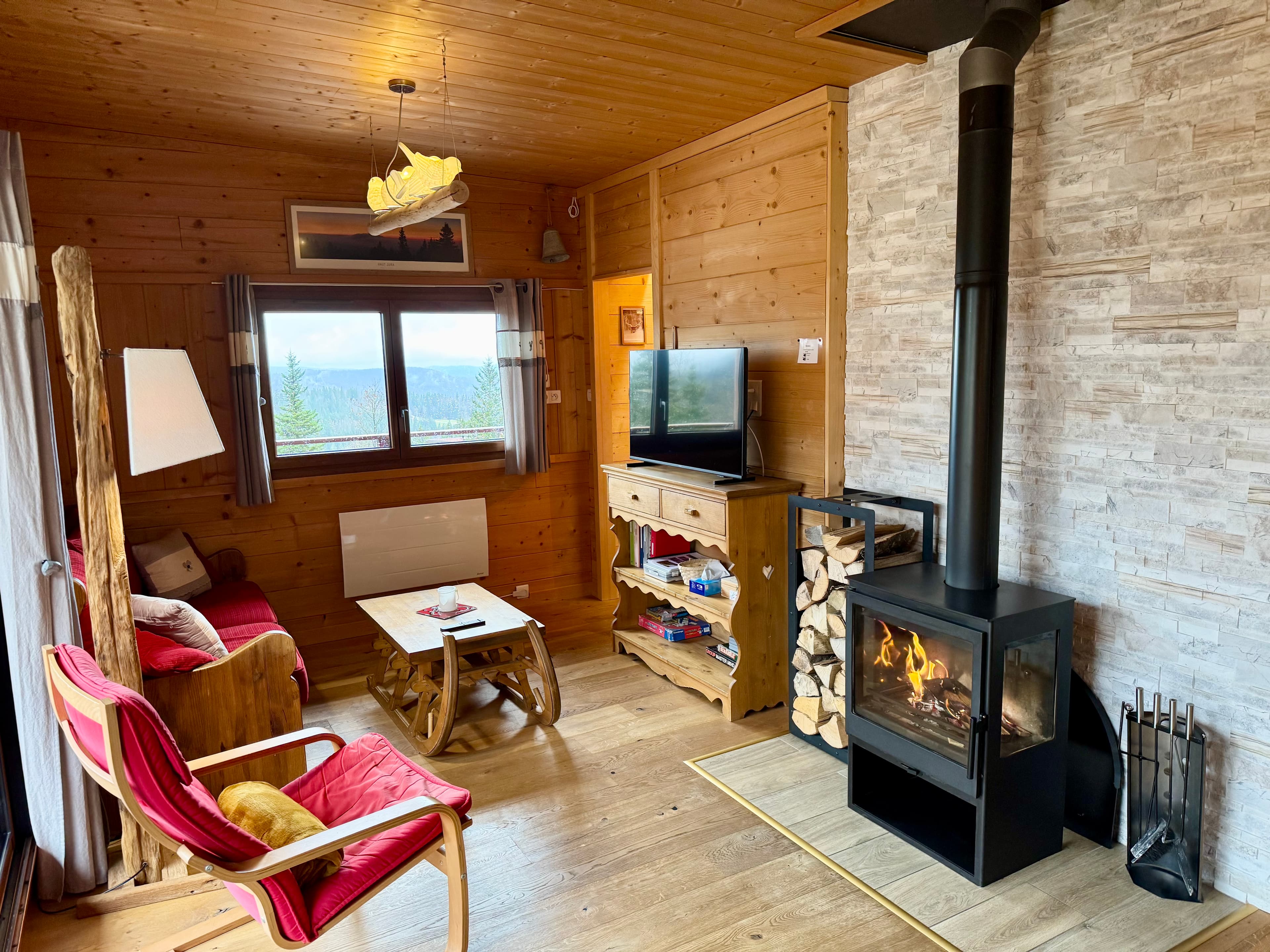 Séjournez dans un logement avec salon cosy, parfait pour des soirées détente face à la montagne.