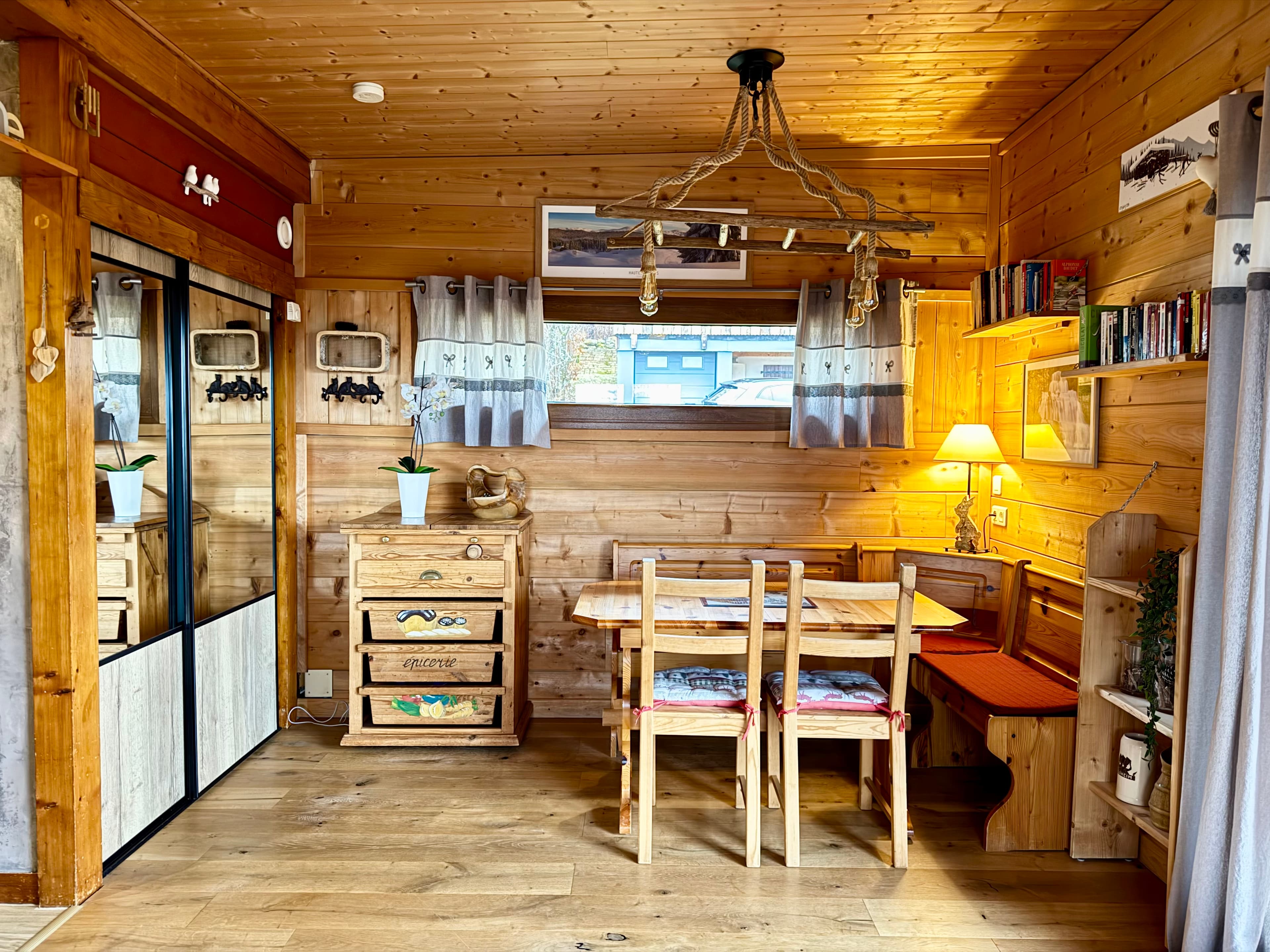Location aux Rousses avec salle à manger accueillante, idéale pour savourer une fondue jurassienne