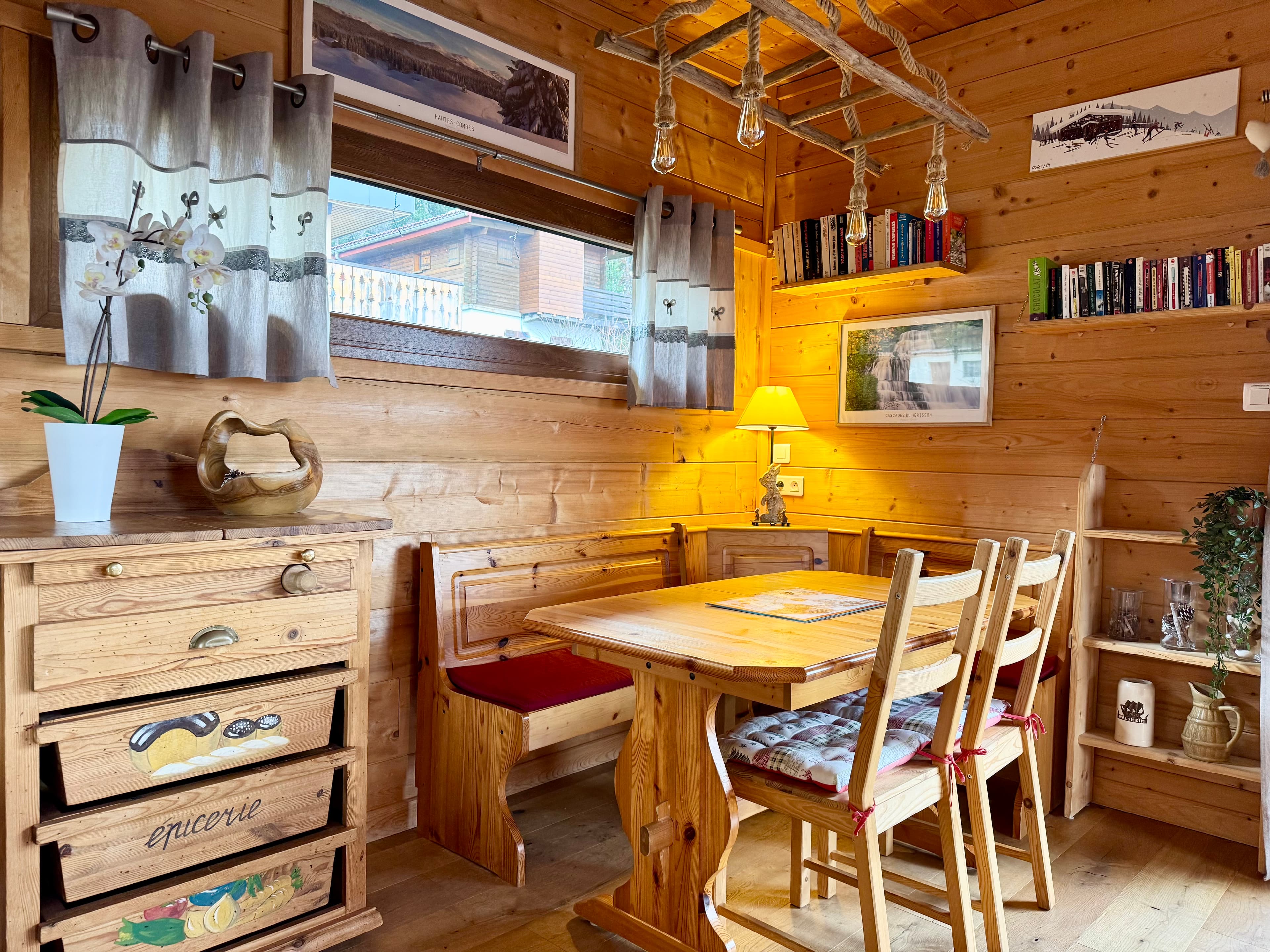Location aux Rousses avec salle à manger accueillante, idéale pour savourer une fondue jurassienne