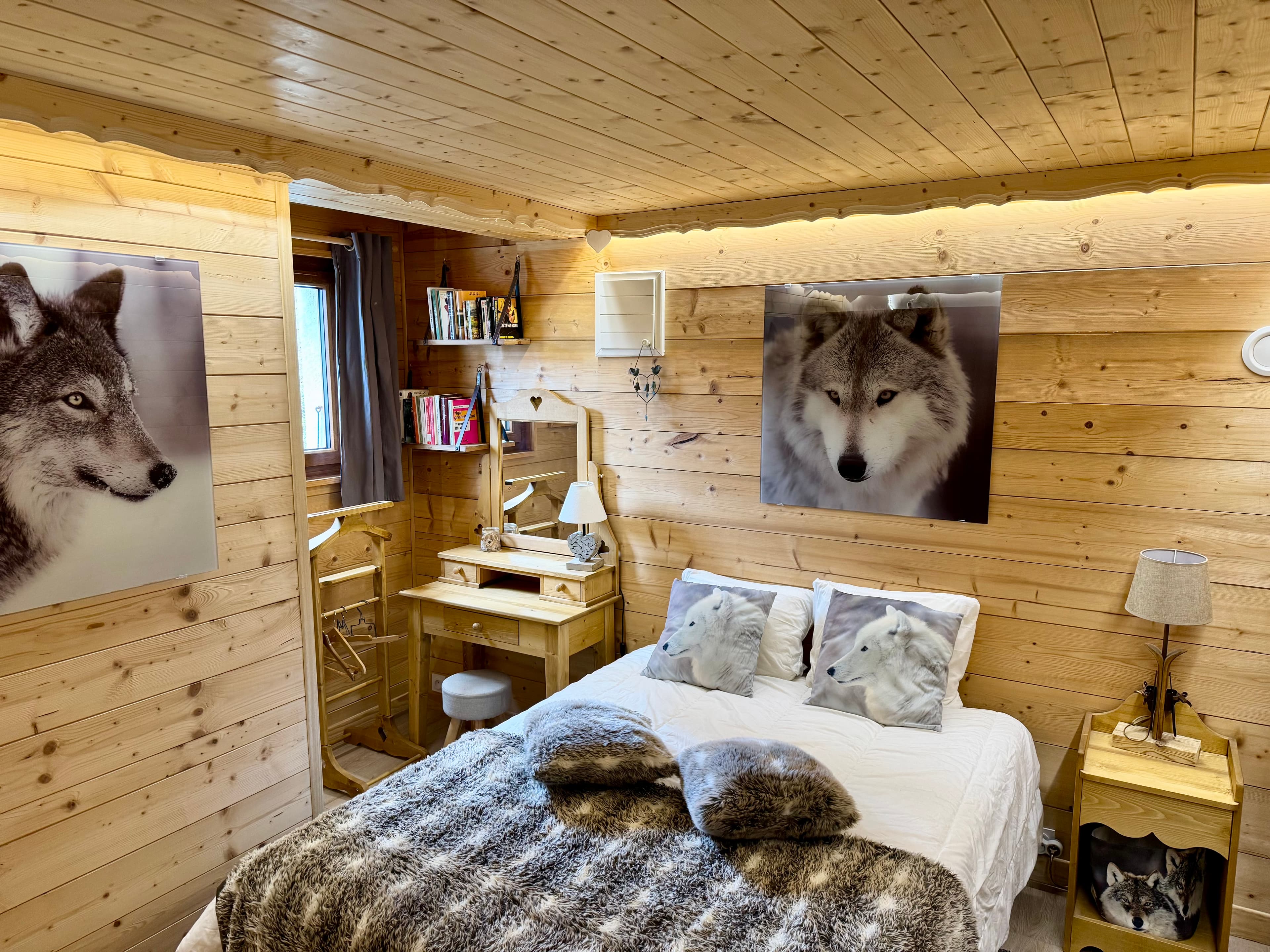 Chambre cosy aux Rousses, décorée avec soin pour un séjour confortable et reposant.