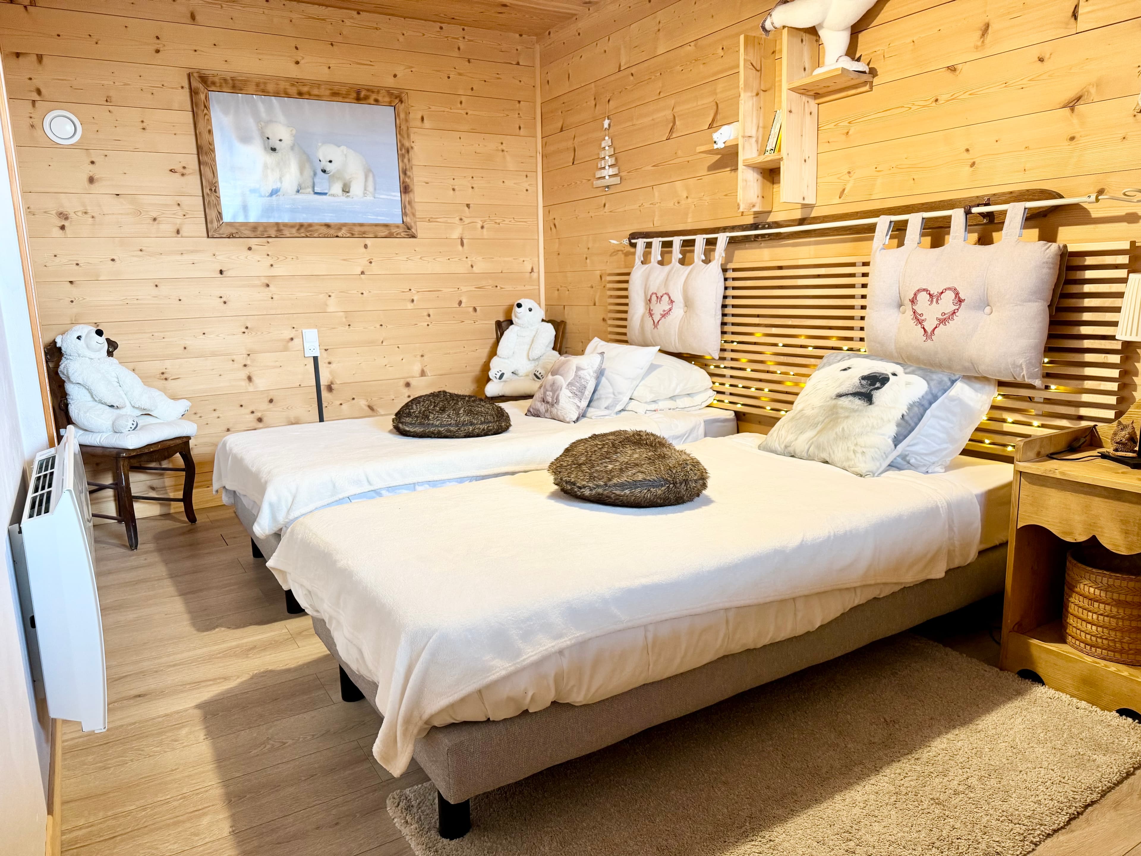 Chambre cosy aux Rousses, décorée avec soin pour un séjour confortable et reposant.