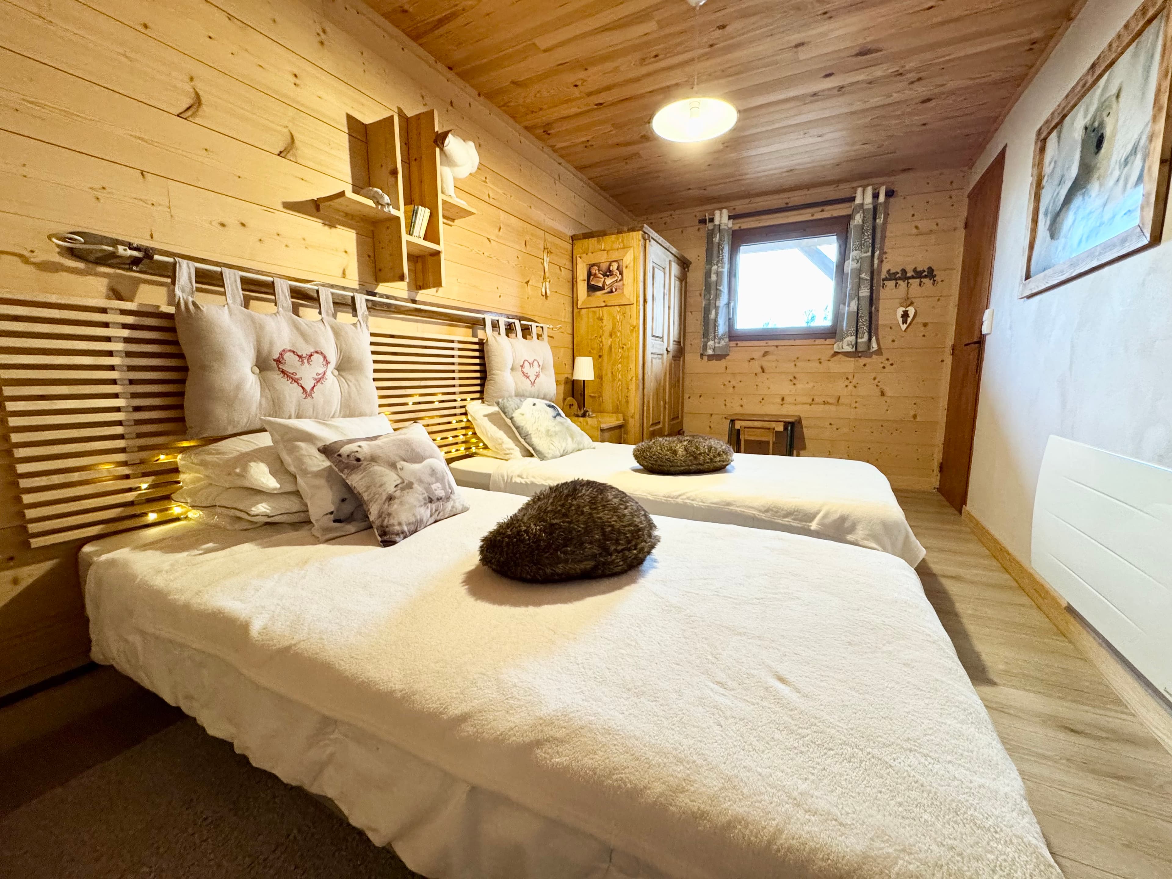Chambre cosy aux Rousses, décorée avec soin pour un séjour confortable et reposant.
