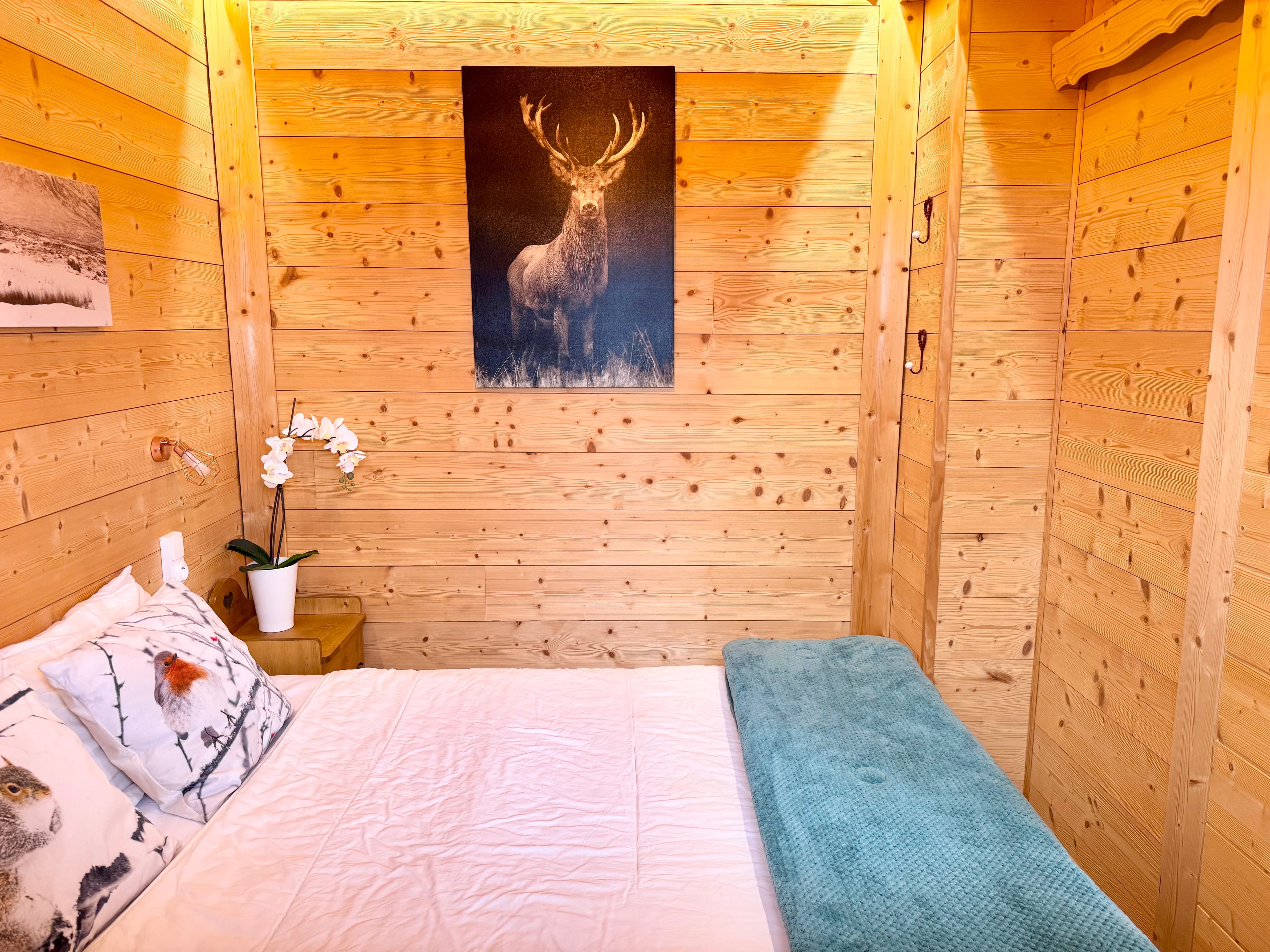 Chambre cosy aux Rousses, décorée avec soin pour un séjour confortable et reposant.