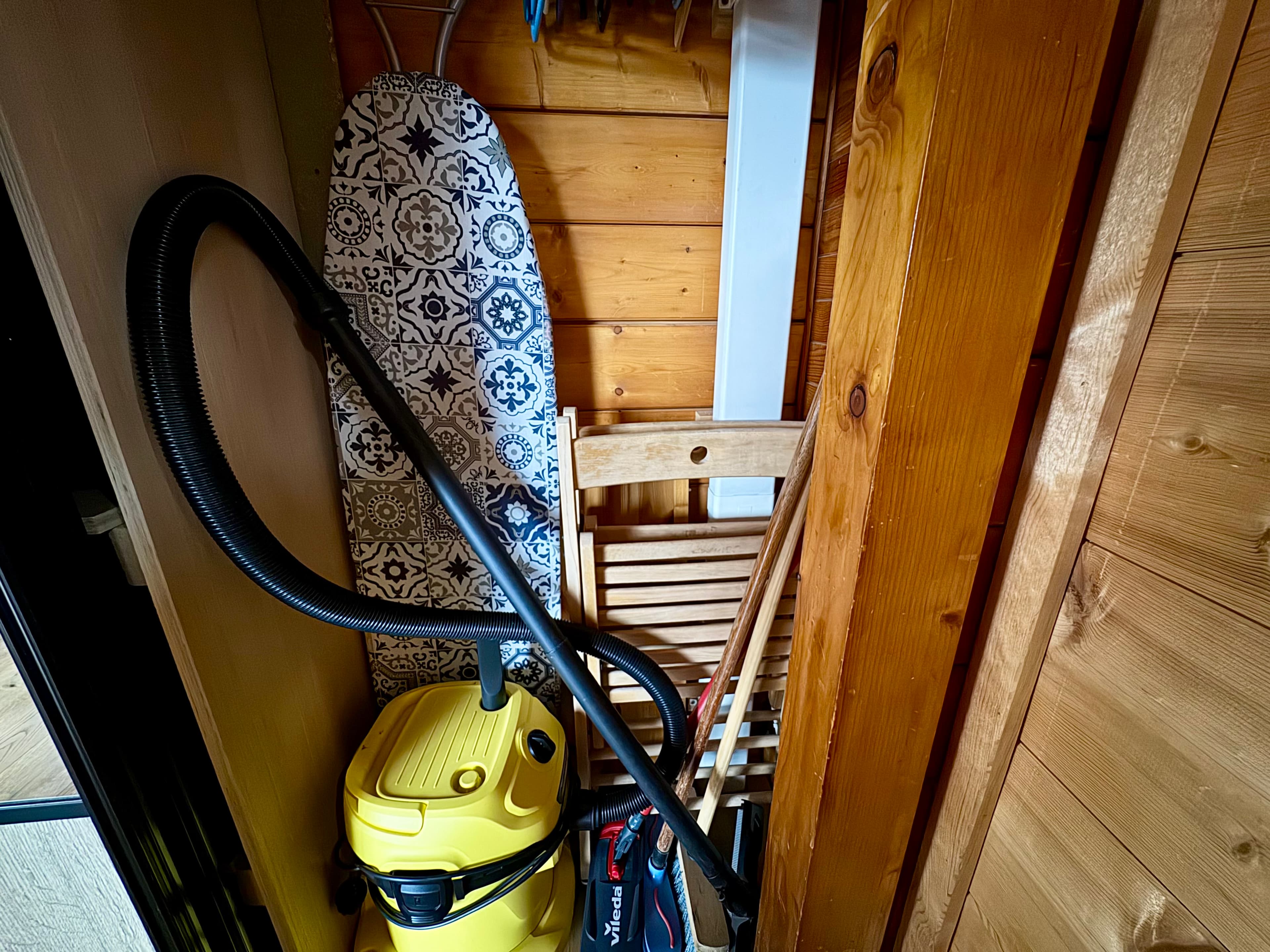 Penderie, aspirateur, balais.