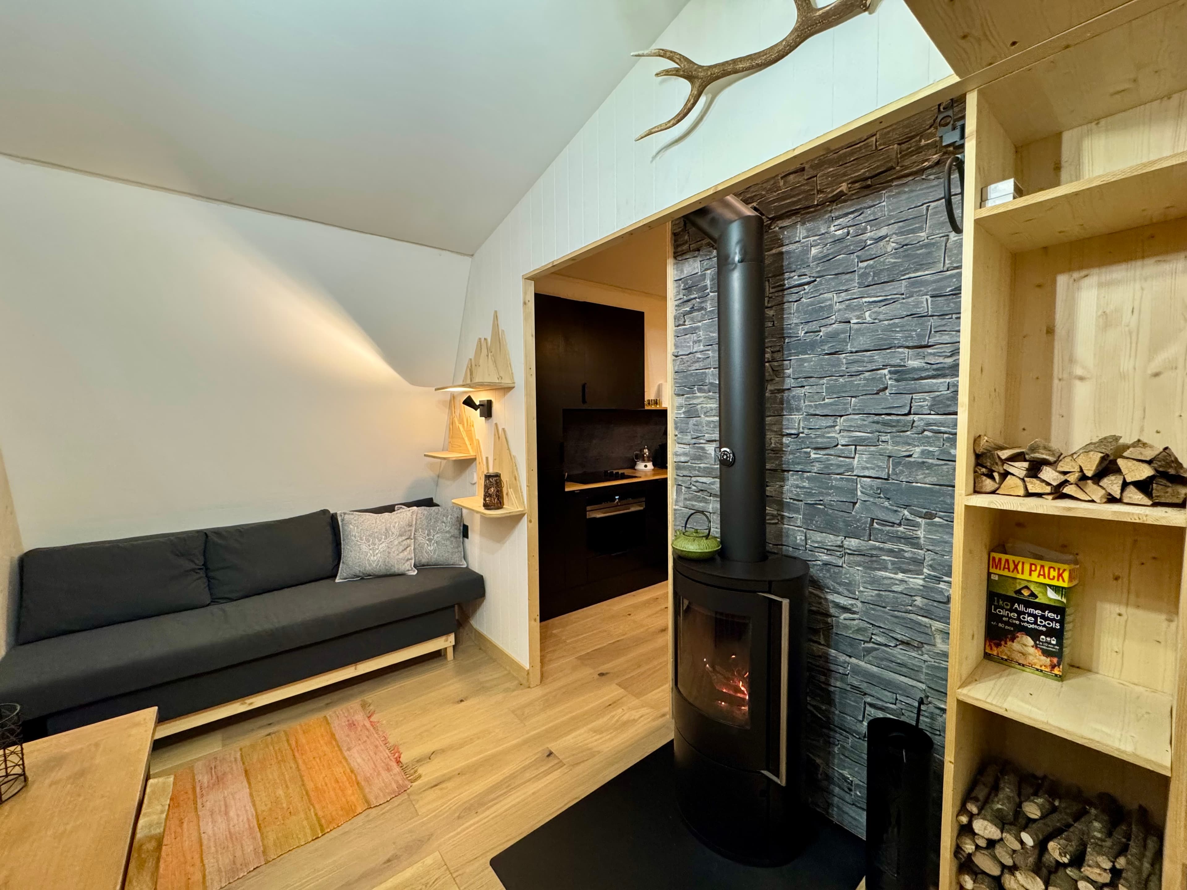 Salon avec canapé lit de 140cm idéal pour les vacances en familles