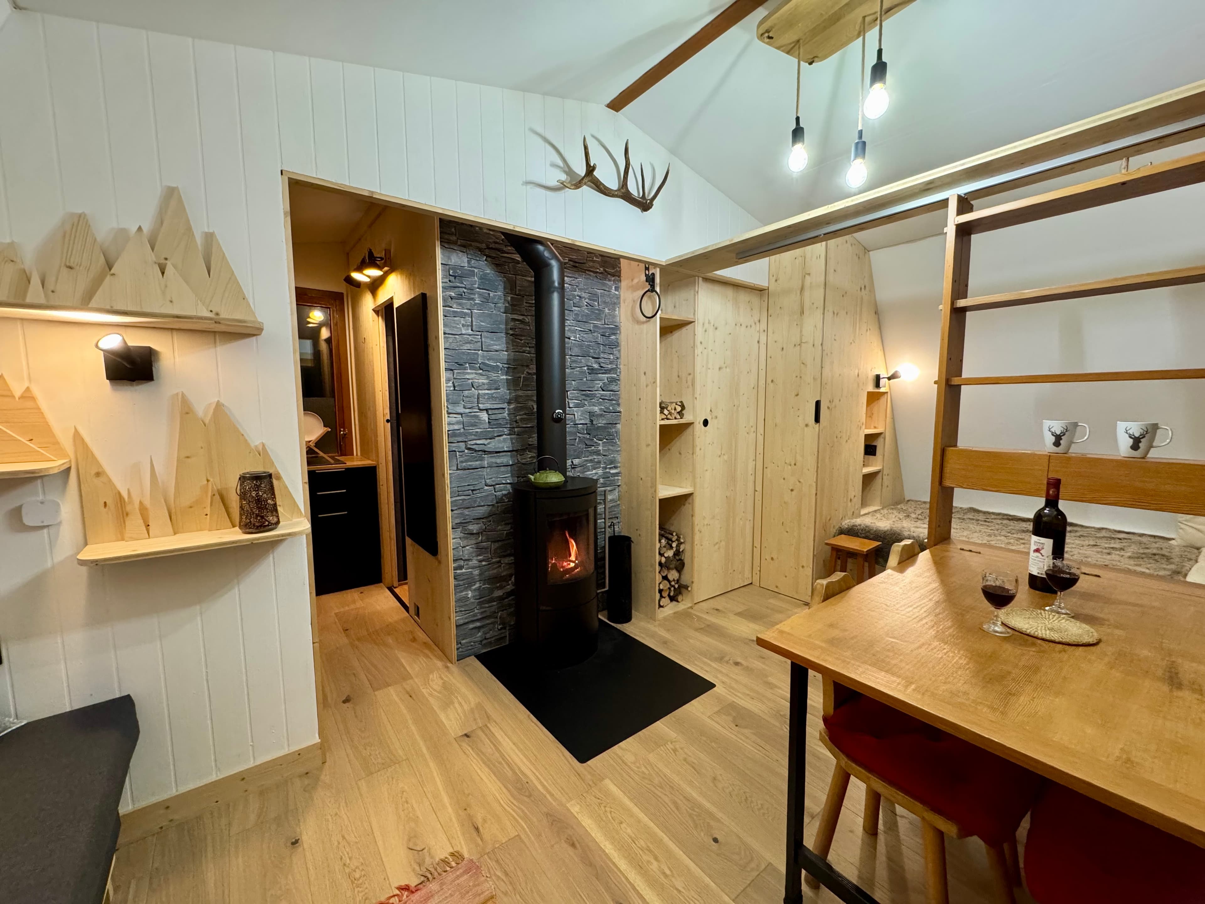 Salon séjour modulable dans ce chalet aux Rousses.