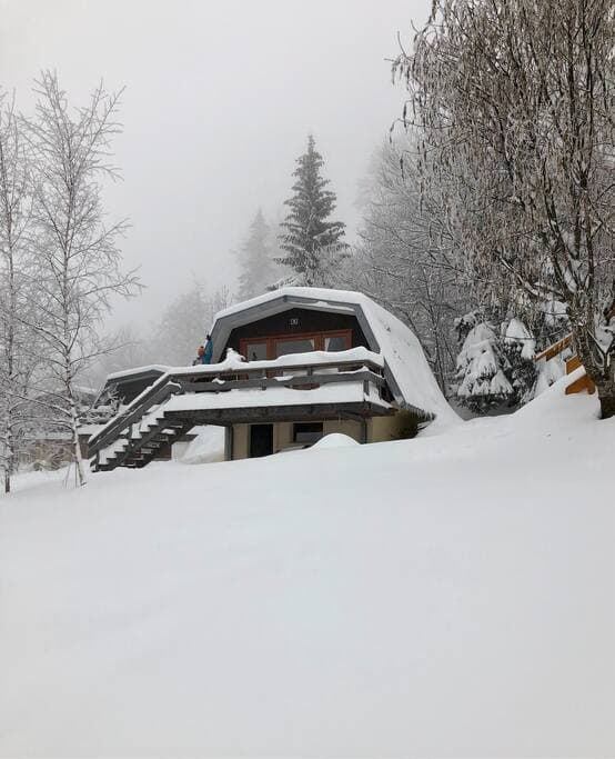 Le chalet sous la neige