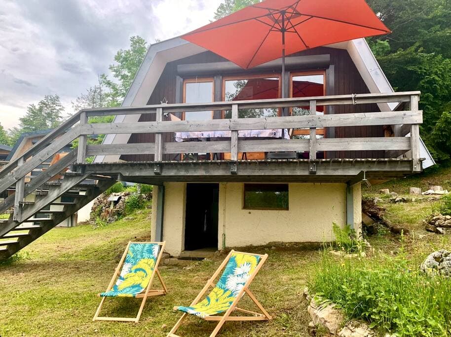 Balcon et chaises longues pour ce détendre après une bonne randonnée aux Rousses.