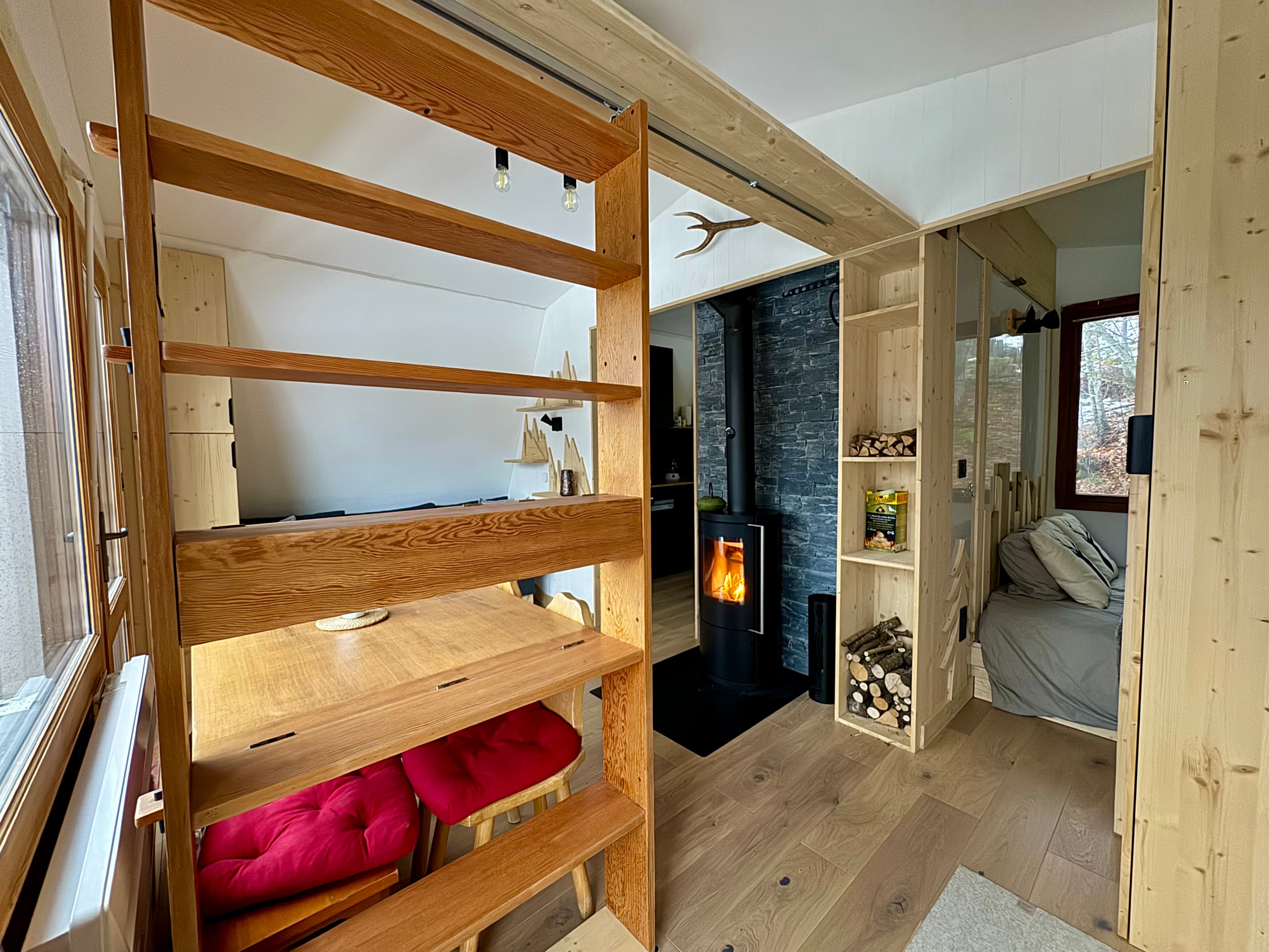 Vue d'ensemble de l'intérieur du chalet en location.