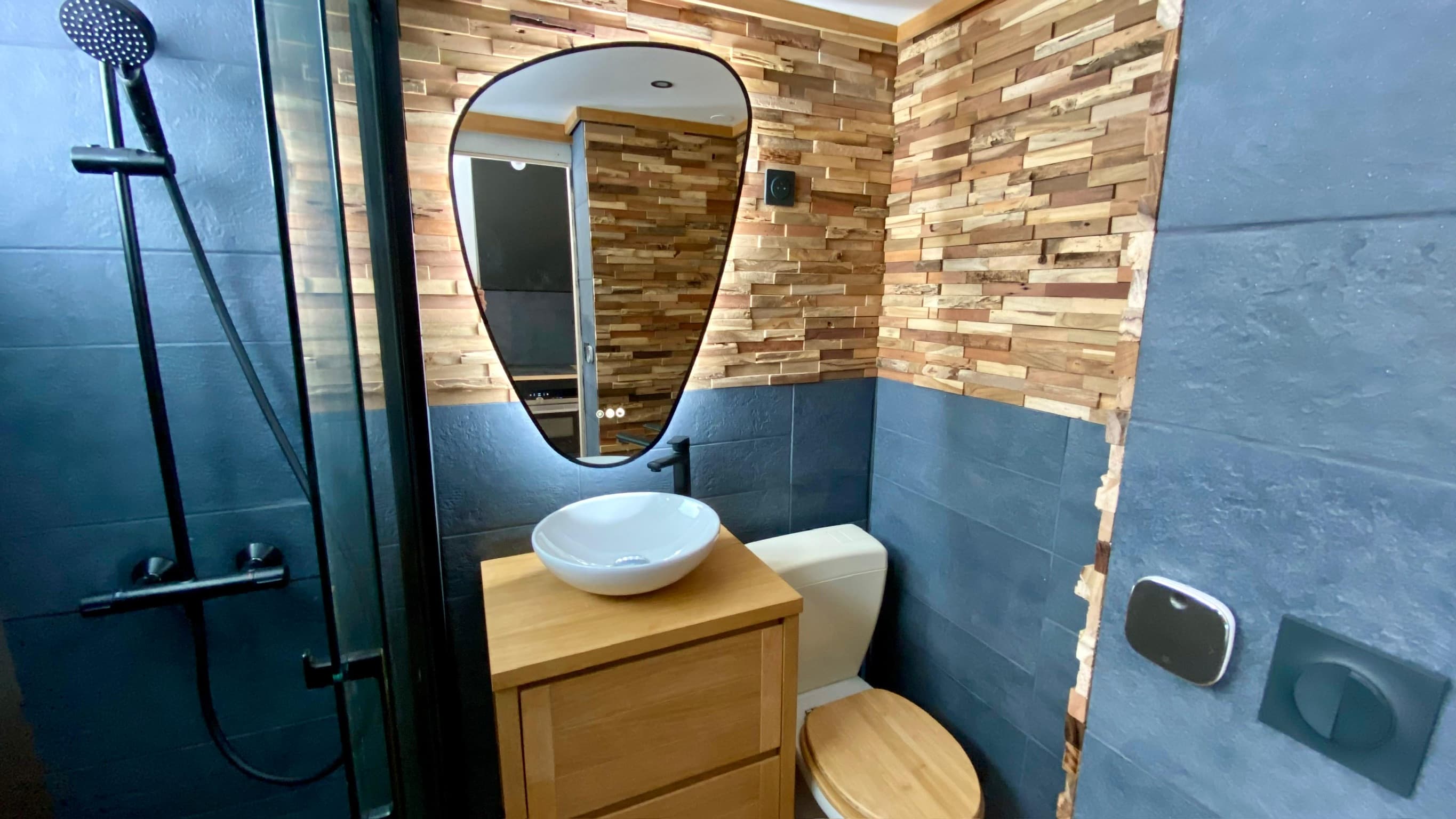 Le chalet dispose d'une magnifique salle de bain moderne !