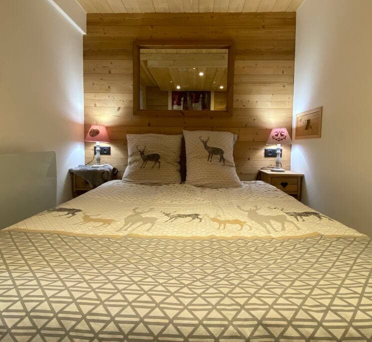Chambre 1, 1 lit double et 2 lits simples type cabane dans ce petit chalet aux Jouvencelles.