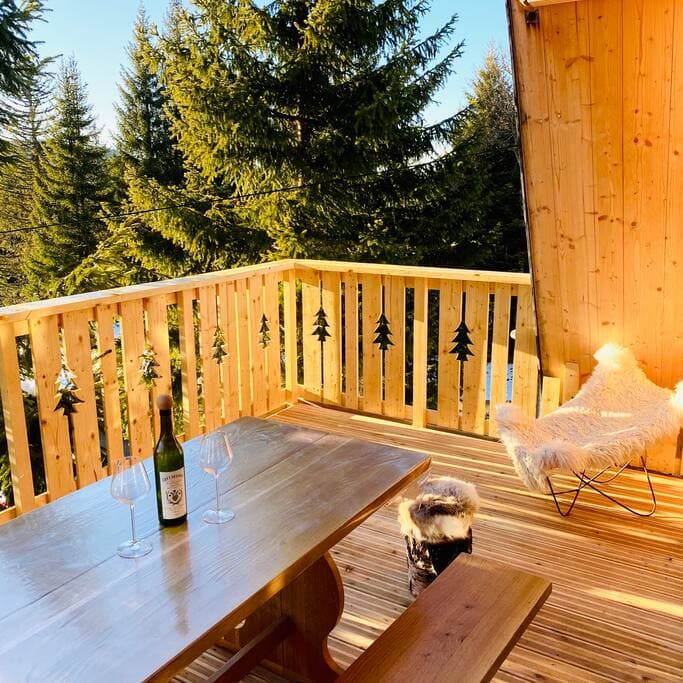 Le logement procède un grand balcon avec une table pour les repas en extérieur.