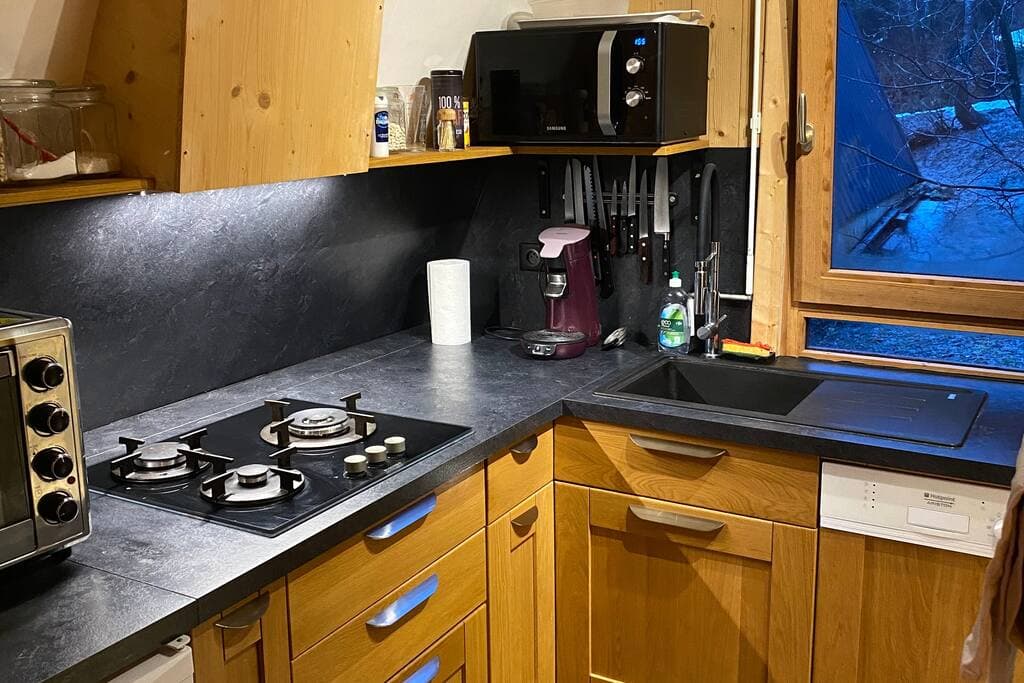 Dans ce logement locatif vous trouverez une belle cuisine très bien équipée avec lave-vaisselle.